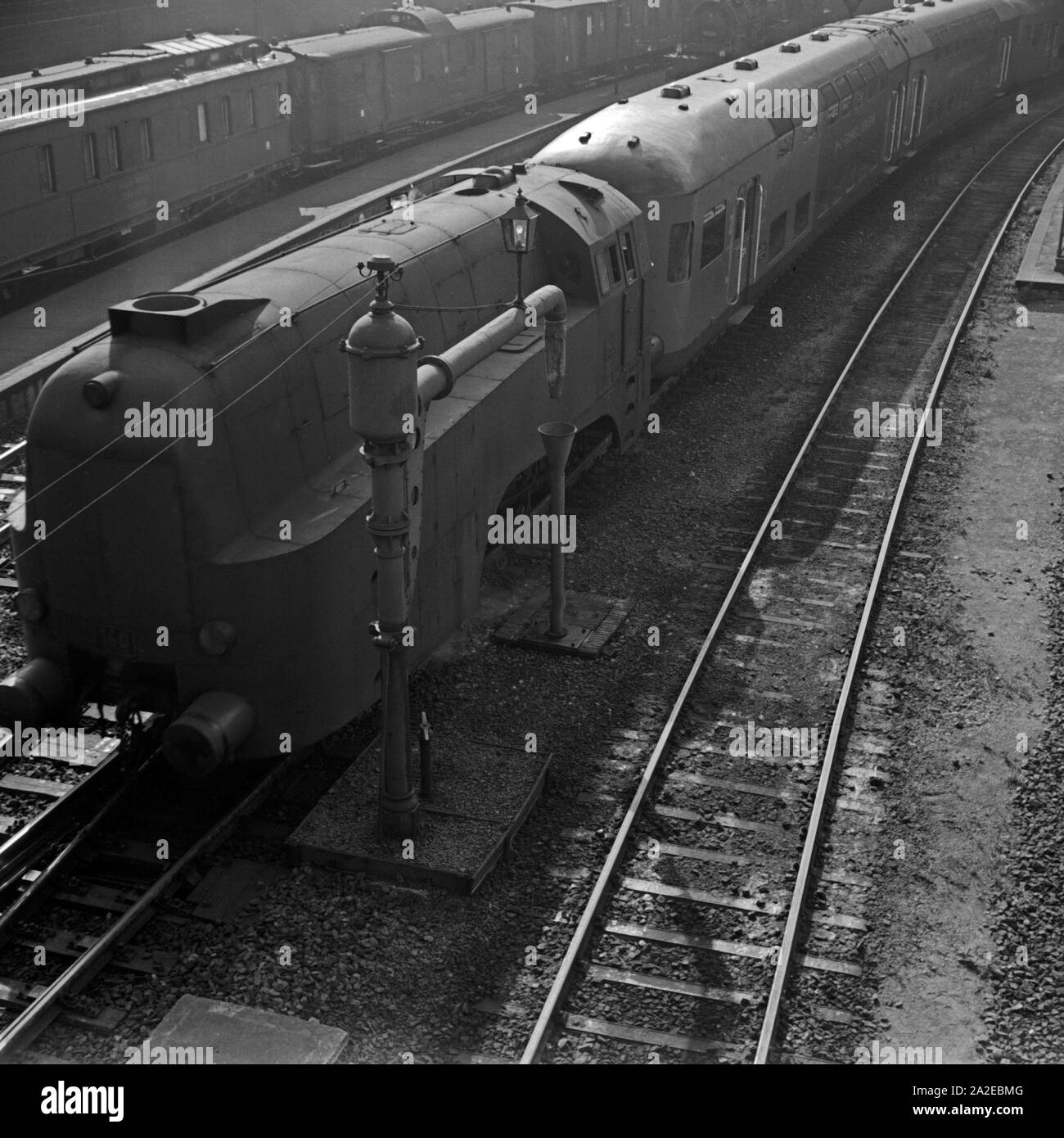 Besonderheit auf der Schiene: der Henschel Wegmann Zug, gezogen von einer Lokomotive der Baureihe 61, fährt in den Hauptbahnhof Hamburg ein, Deutschland 1936. Qualcosa di speciale sul binario ferroviario: un Henschel Wegmann treno con una locomotiva della serie 61, arrivando alla stazione principale di Amburgo, Germania 1930s. Foto Stock