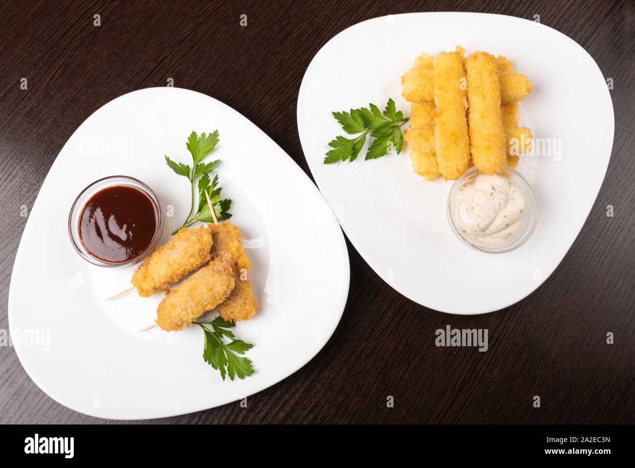 Korndog su spiedini e formaggio bastoni. Sulle piastre. Foto Stock