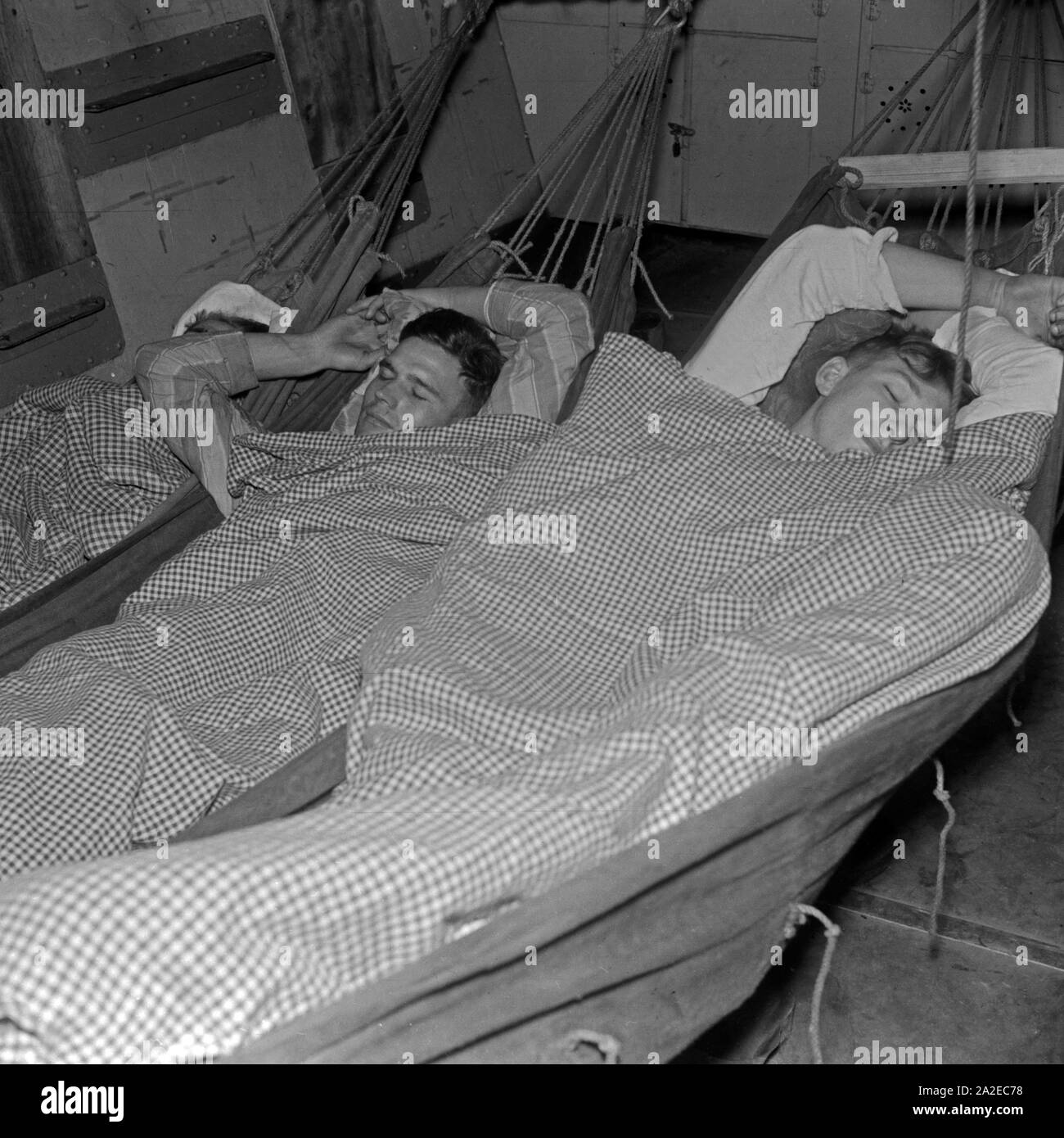 Marinerekruten der 2. Minensuchflottille schlafen sich aus, Deutschland 1930er Jahre. Navy reclute della seconda flottiglia dragamine dormendo, Germania 1930s. Foto Stock