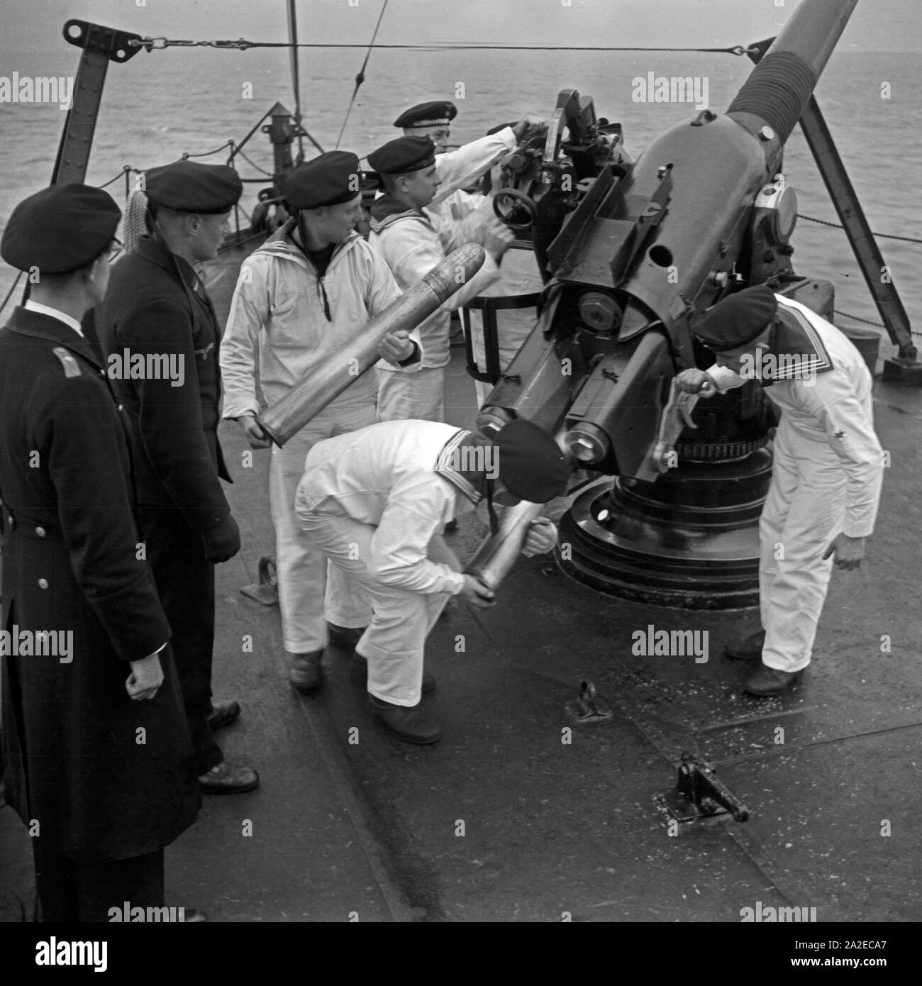 Marinerekruten der 2. Minensuchflottille zeigen einem Leutnant zur vedere, è stato sie bei der Ausbildung am Geschütz gelernt haben, Deutschland 1930er Jahre. Navy reclute della seconda flottiglia dragamine che mostra un ufficiale di ciò che hanno imparato a un cannone, Germania 1930s. Foto Stock