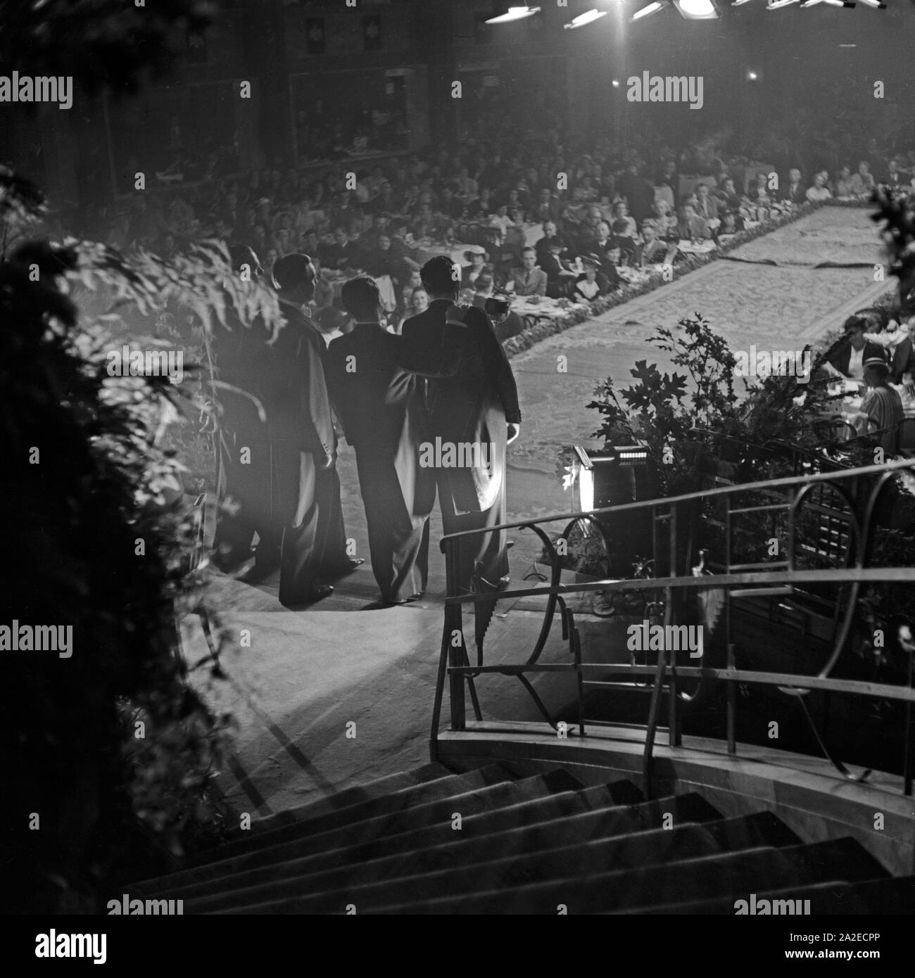 Auch Herrenabendmode wird auf der ADEFA Modenschau den Einkäufern präsentiert, Deutschland 1930er Jahre. Anche gli uomini della moda di gala è presentato per l'acquisto di agenti presso il ADEFA fashion show, Germania 1930s. Foto Stock