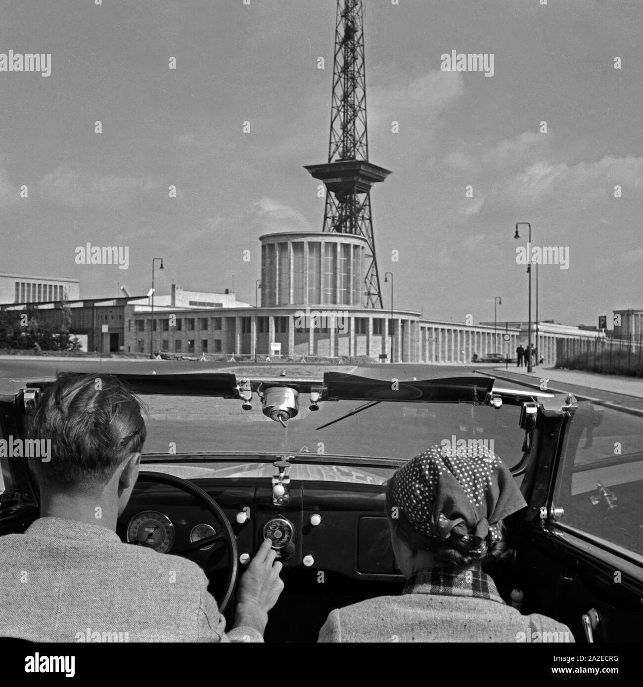 Das Telefunken Auto Super Autoradio im Armaturenbrett eines Cabrios, vor dem Funkturm Berlino, Deutschland 1930er Jahre. La Telefunken Auto super car radio in un cruscotto di automobile, di fronte la Berlino torre della radio, Germania 1930s. Foto Stock