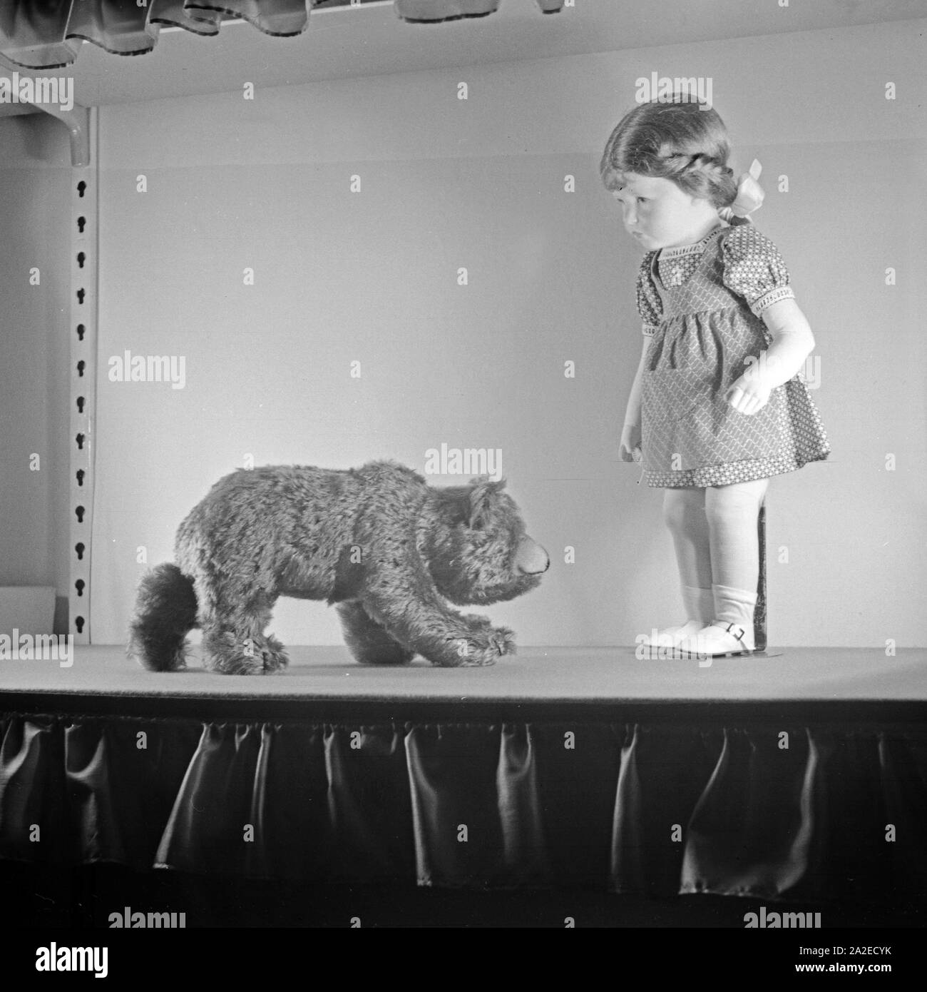 Einige Modelle, hier das Mädchen und der Bär, der berühmten Kate Kruse Puppen aus Bad Kösen, Deutschland 1930er Jahre. Alcuni campioni del famoso Kaethe Kruse bambole di Bad Koesen, Germania 1930s. Foto Stock