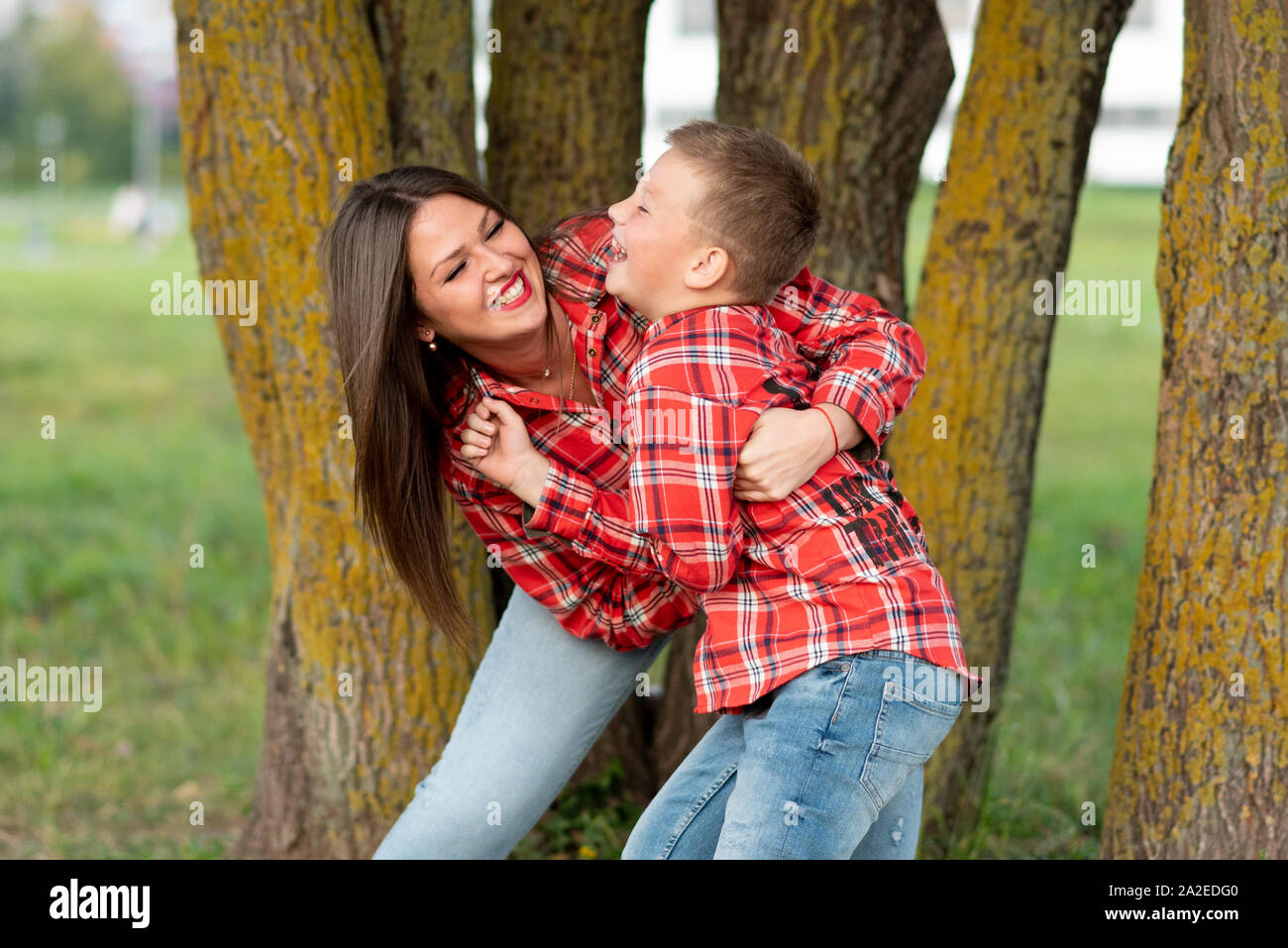 Madre e figlio indulgere, ridevano allegramente. Foto Stock