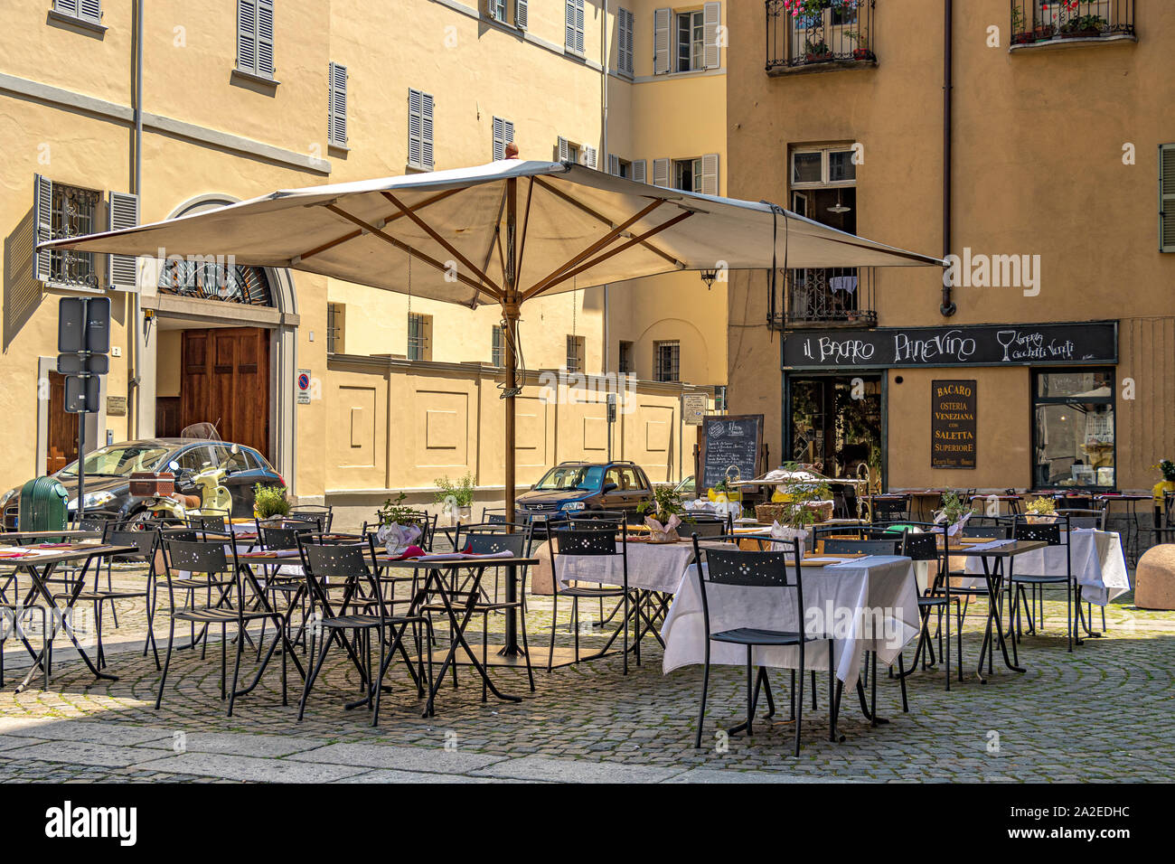 I tavoli e le sedie fuori Il Bacaro Pane e vino di un ristorante italiano  in Piazzo della Consolata , Torino , Italia Foto stock - Alamy