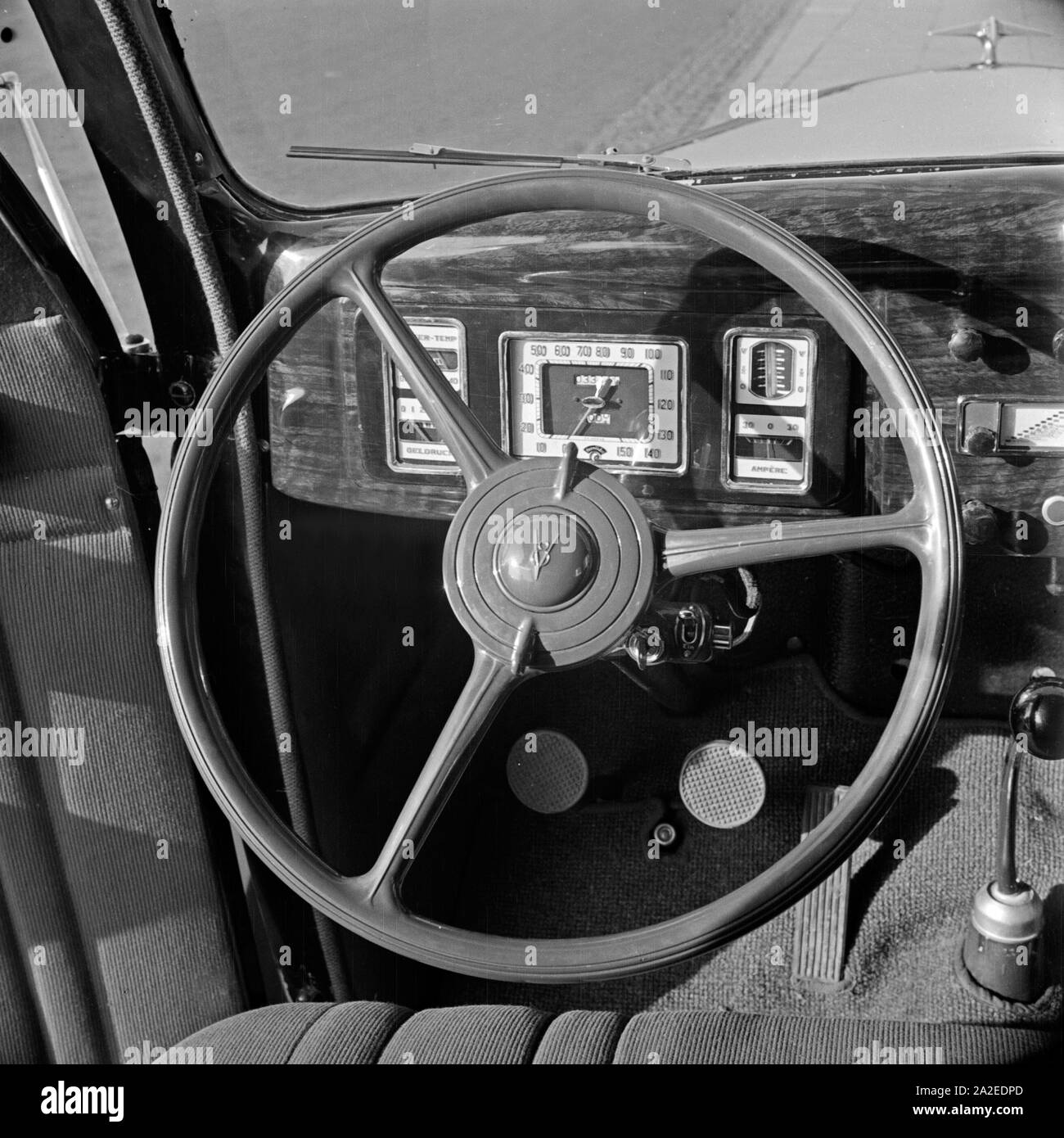 Am Lenkrad Fahrersitz des Ford V8, Deutschland 1930er Jahre. Il volante il sedile del conducente di una Ford V8, Germania 1930s. Foto Stock