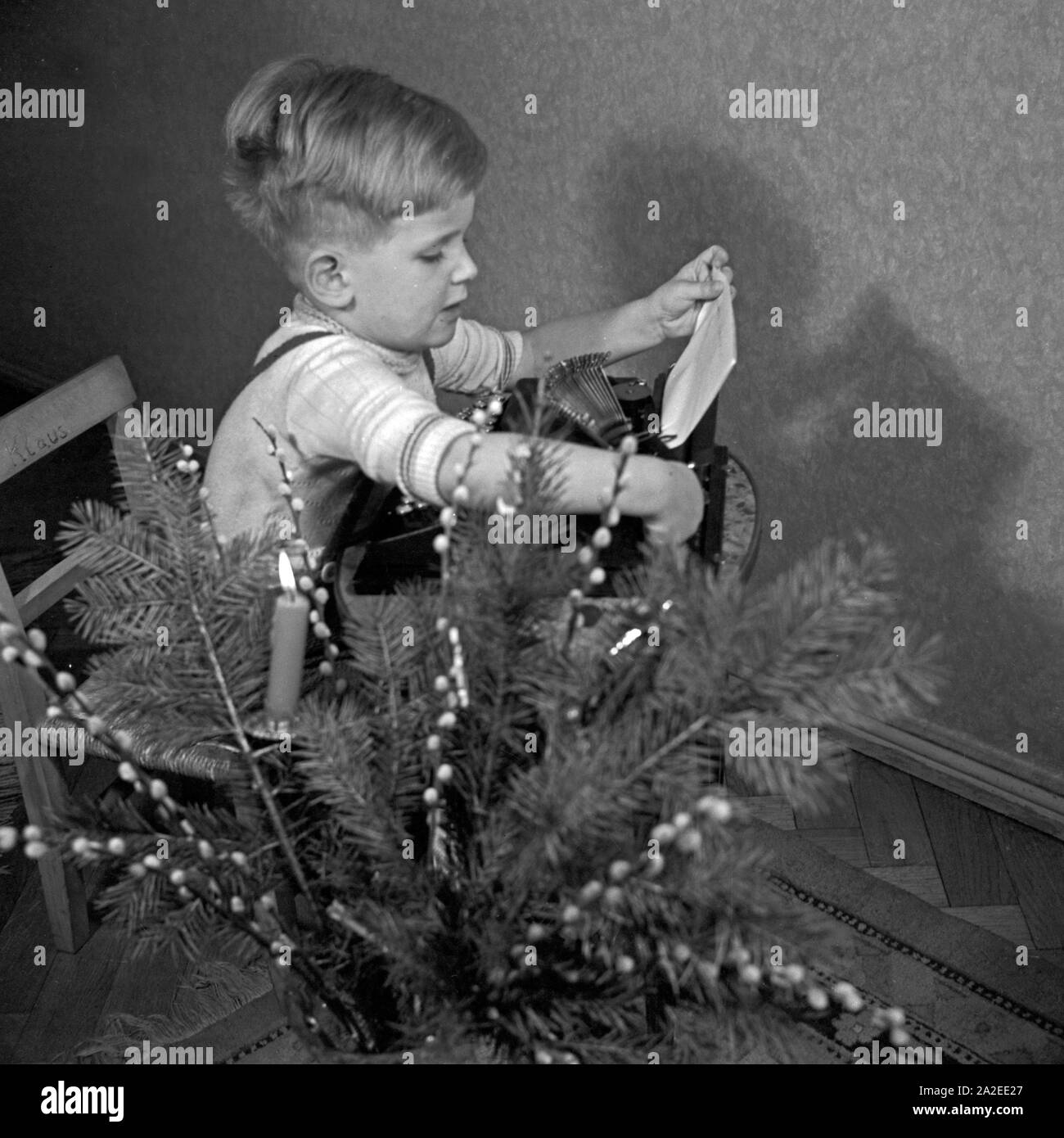 Ein kleiner Junge schreibt seinen Wunschzettel an den Weihnachtsmann mit der Schreibmaschine, Deutschland 1930er Jahre. Un ragazzino digitando il suo elenco di auspici di Santa, Germania 1930s. Foto Stock