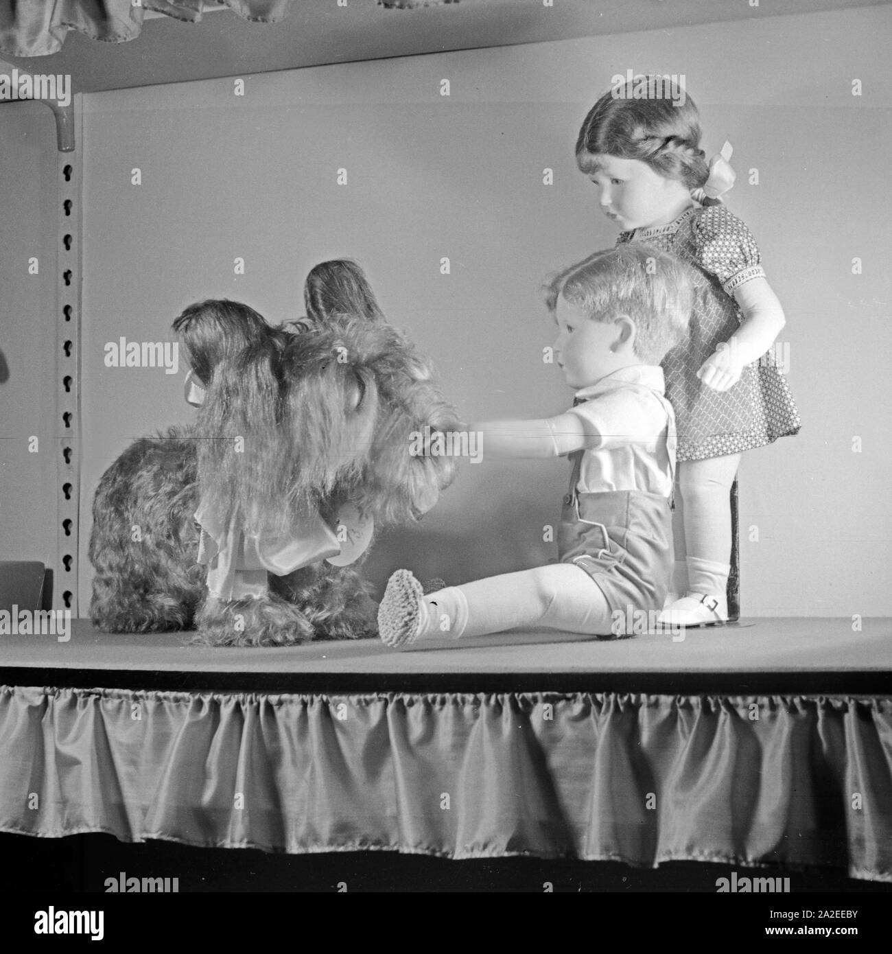 Einige Modelle, hier der Junge und Mädchen mit Riesenhund, der berühmten Kate Kruse Puppen aus Bad Kösen, Deutschland 1930er Jahre. Alcuni campioni del famoso Kaethe Kruse bambole di Bad Koesen, Germania 1930s. Foto Stock