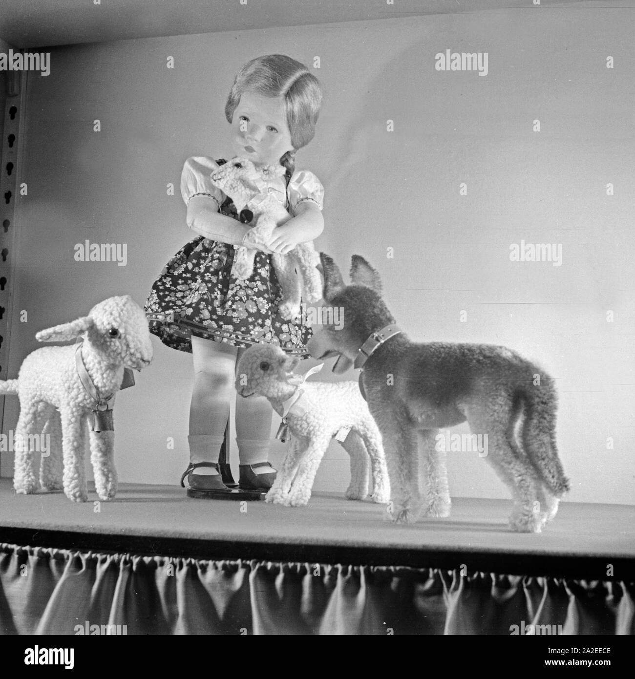 Einige Modelle, hier die Schäferin, der berühmten Kate Kruse Puppen aus Bad Kösen, Deutschland 1930er Jahre. Alcuni campioni del famoso Kaethe Kruse bambole di Bad Koesen, Germania 1930s. Foto Stock