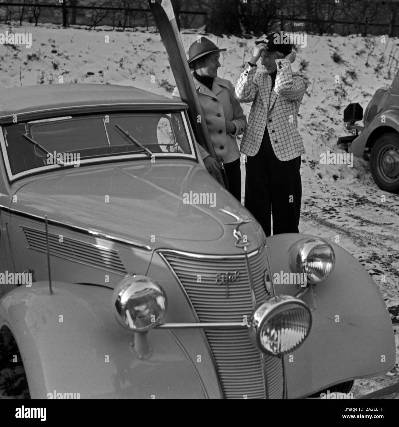 Mit dem Ford Eifel Skiurlaub im, Deutschland 1930er Jahre. Su sci vaction con la Ford Eifel, Germania 1930s. Foto Stock