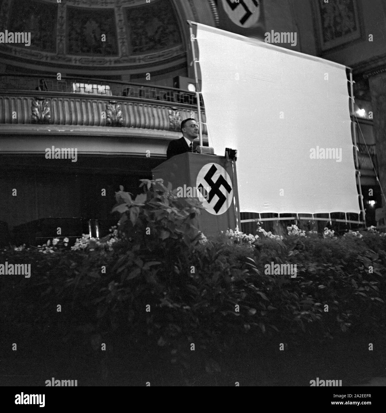 Der Sportwagen- und Langstreckenfahrer Paolo Schweder hält einen Vortrag über Autos und die Firma Ford Marmorsaal im am Zoo di Berlino, Deutschland 1930er Jahre. Roadster e lunga distanza conducente Paolo Schweder offrendo una lezione su vetture e la società Ford a Marmorsaal hall vicino al Zoo di Berlino, Germania 1930s. Foto Stock