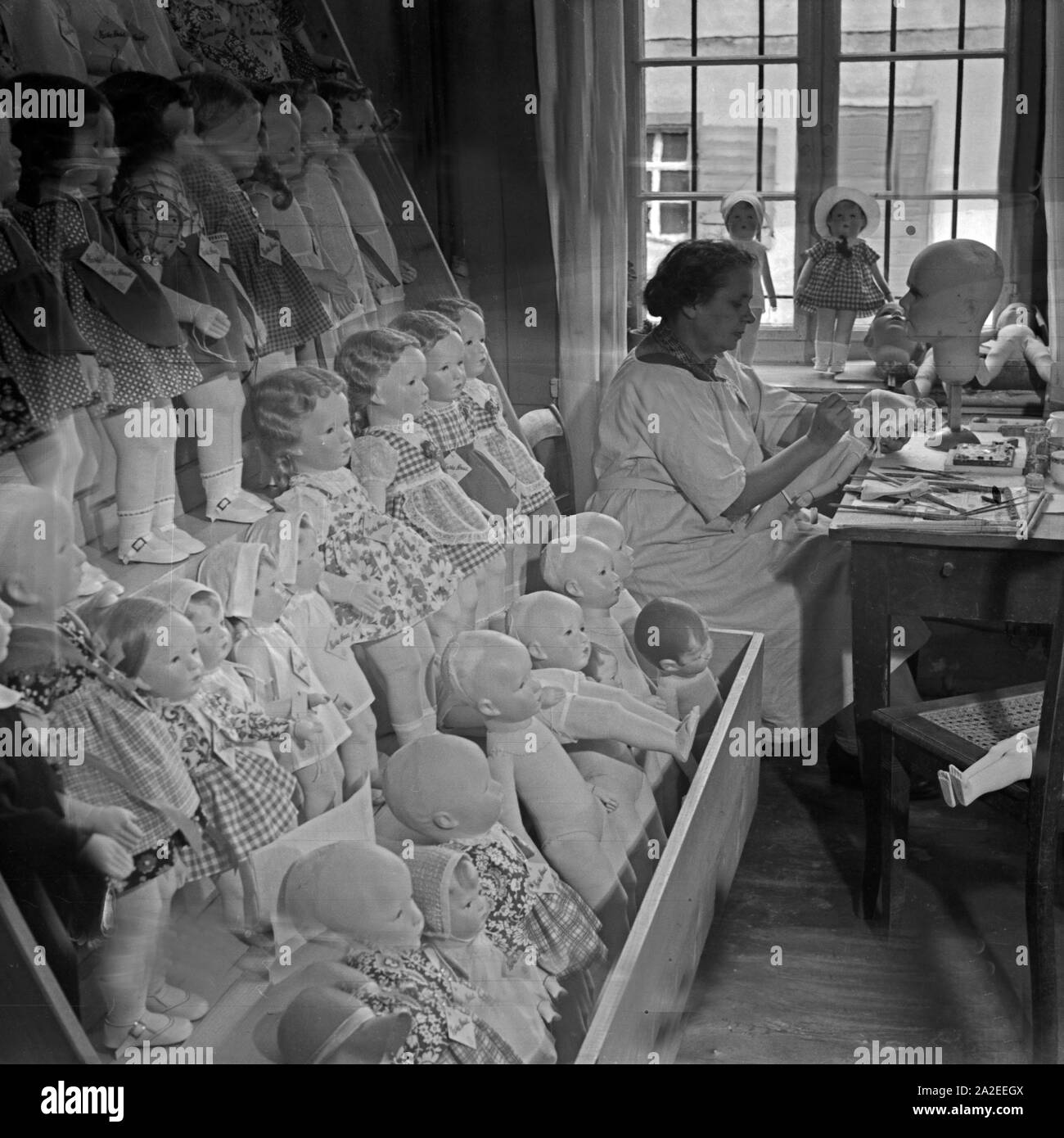 Eine Mitarbeiterin der Kate Kruse Puppenfabrik a Bad Kösen, Deutschland 1930er Jahre. Una donna dal Kaethe Kruse doll a Bad Koesen, Germania 1930s. Foto Stock