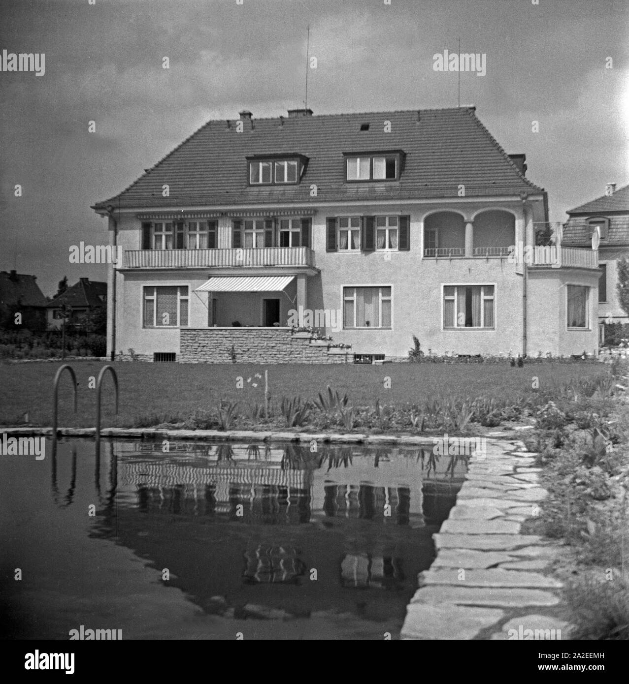 Privatwohnhaus von Professor Peter Debye, dem Leiter des Kaiser Wilhelm Instituts für Physik in unmittelbarer Nähe zur Forschungseinrichtung a Berlino Dahlem, 1930er Jahre. Private real estate e la casa del Professor Peter Debye, testa del Kaiser Wilhelm Istituto per la fisica a Berlino Dahlem, 1930s. Foto Stock