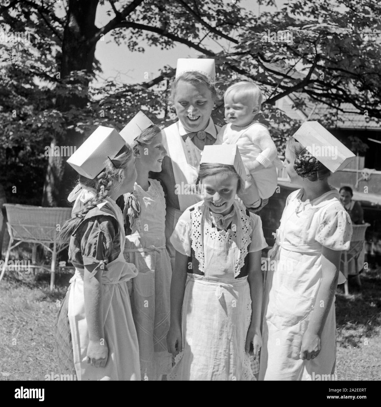 Mädchen werden Auf ihre spätere Rolle als Mutter vorbereitet im Haus der deutschen Mutter di Elgersburg in Turingia, 1930er Jahre. Ragazza di essere preparati per il successivo ruolo di madri al Haus der deutschen Mutter madre e bambino ricreazione home Elgersburg, Turingia, 1930s. Foto Stock