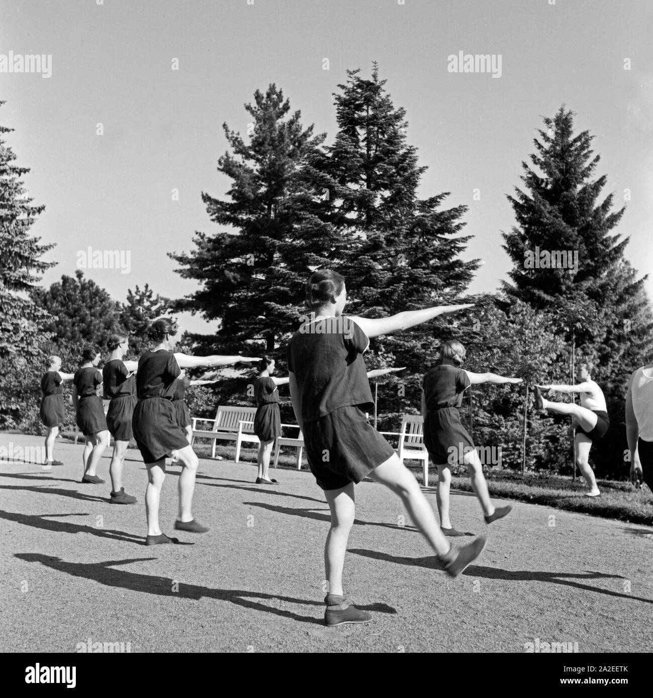Frauen bei der Morgengymnastik während eines Kuraufenthalts im Mutter und tipo Heim in Tabarz, Thüringer Wald, 1930er Jahre. Le donne a fare gli esercizi del mattino a una madre e un bambino ricreazione home a Tabarz, Turingia. 1930s. Foto Stock