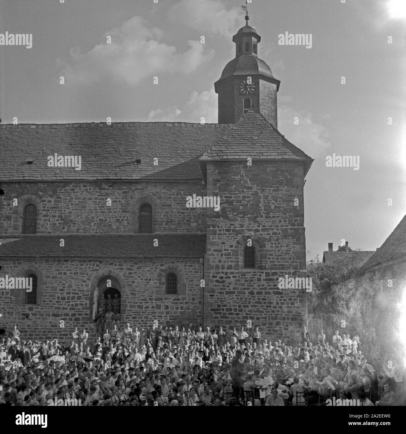 Gruppenfoto vor der Klosterkirche Lippoldsberg an der Weser anläßlich des Dichtertreffens bei Hans Grimm, 1930er Jahre. Foto di gruppo di fronte alla Lippoldsberg minster al poeta la riunione di Hans Grimm, 1930s. Foto Stock