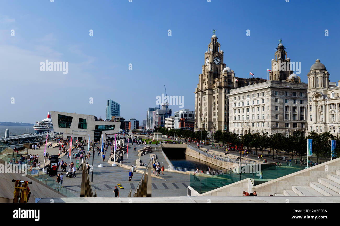 Panorama di iconico Liverpool Waterfront. Foto scattata sulle scale del Museo di Liverpool. Foto Stock