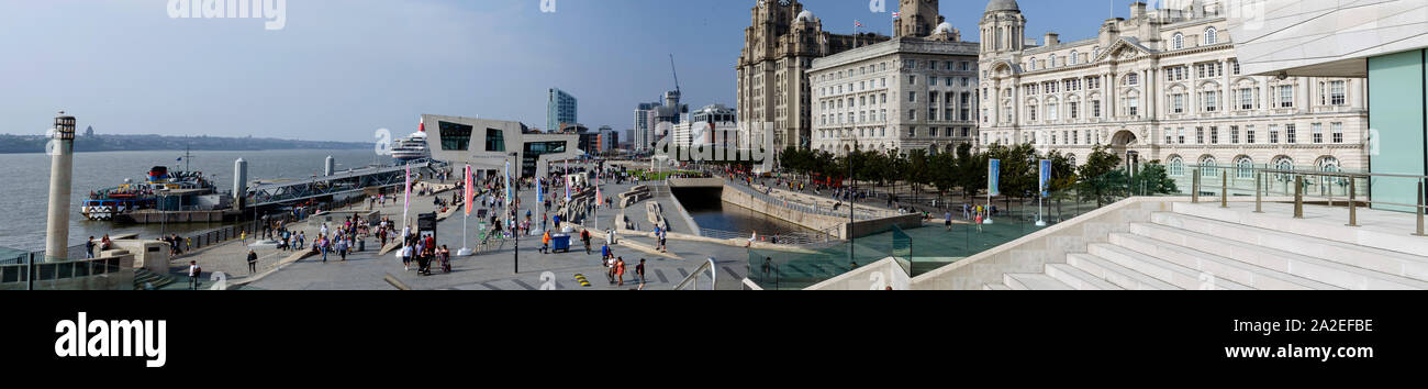 Panorama di iconico Liverpool Waterfront. Foto scattata sulle scale del Museo di Liverpool. Foto Stock
