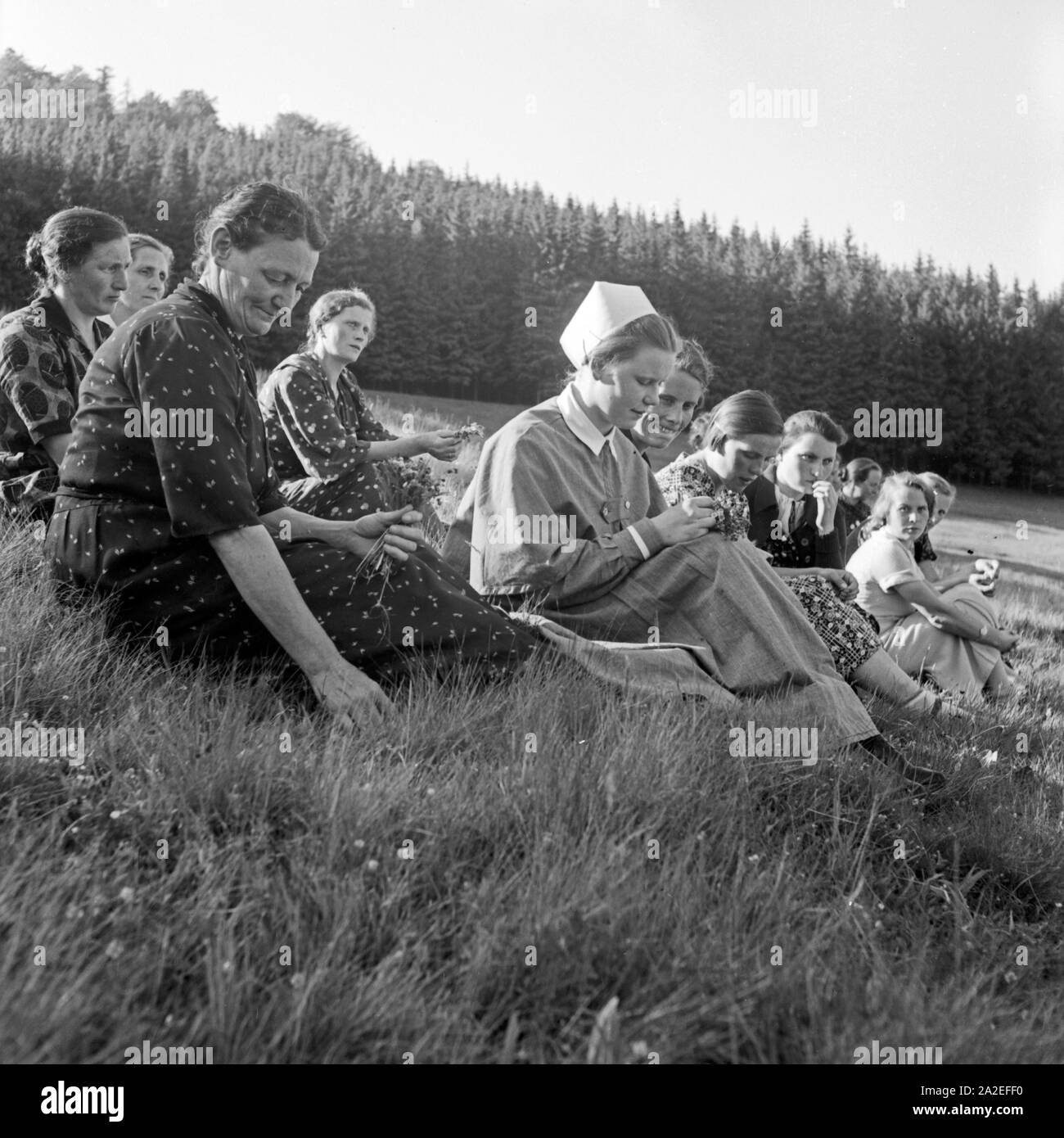 Eine Krankenschwester mit einer Gruppe Frauen bei einer Wanderung im Rahmen eines Aufenthalts im Haus der deutschen Mutter di Elgersburg, Thüringen, 1930er Jahre. Un infermiere con un gruppo di donne vagare attraverso la foresta mentre è in trattamento presso la Haus der deutschen Mutter madre e la ricreazione del bambino a casa a Elgersburg, Turingia, 1930s. Foto Stock