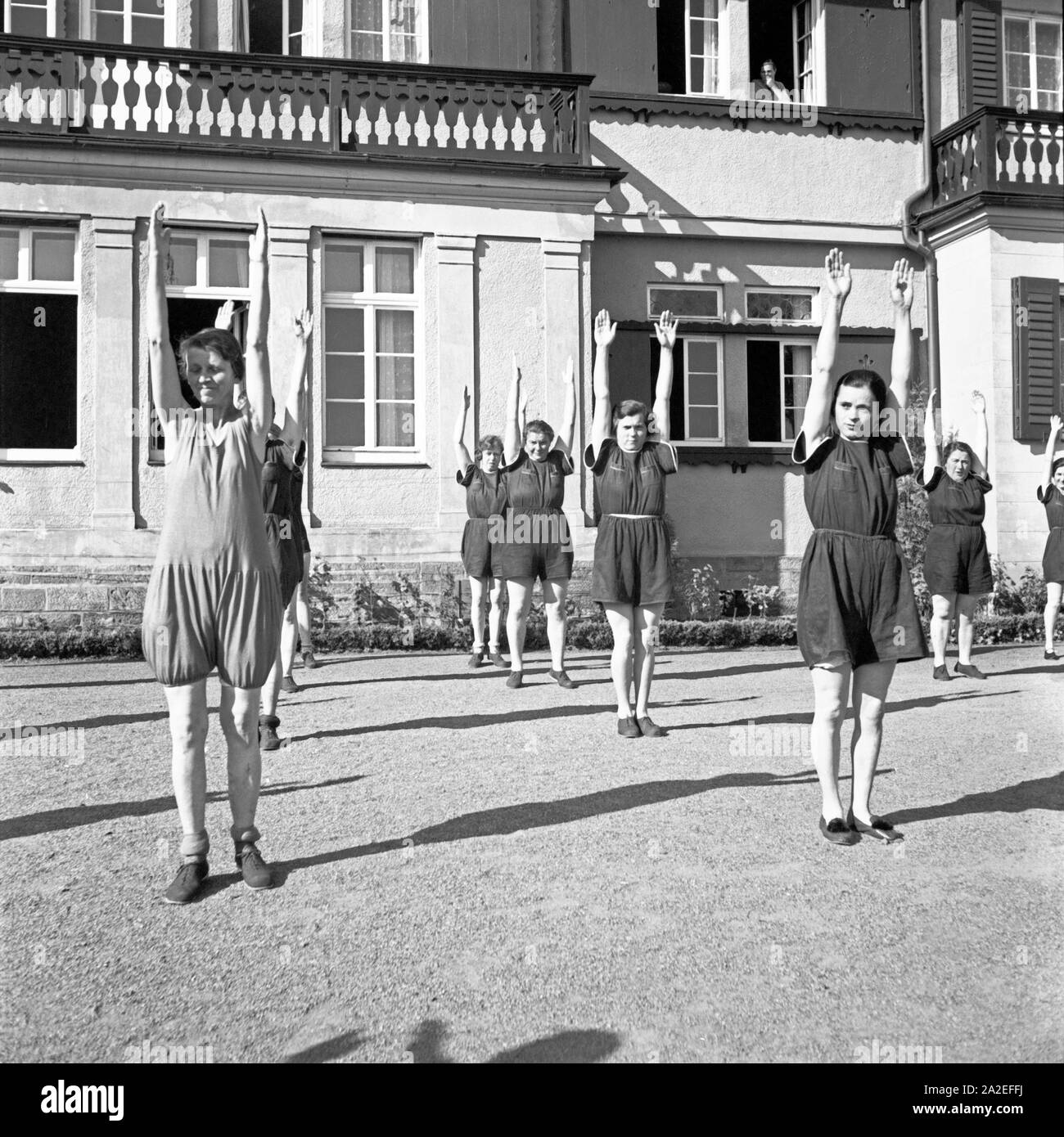 Frauen bei der Morgengymnastik während eines Kuraufenthalts im Mutter und tipo Heim in Tabarz, Thüringer Wald, 1930er Jahre. Le donne a fare gli esercizi del mattino a una madre e un bambino ricreazione home a Tabarz, Turingia. 1930s. Foto Stock
