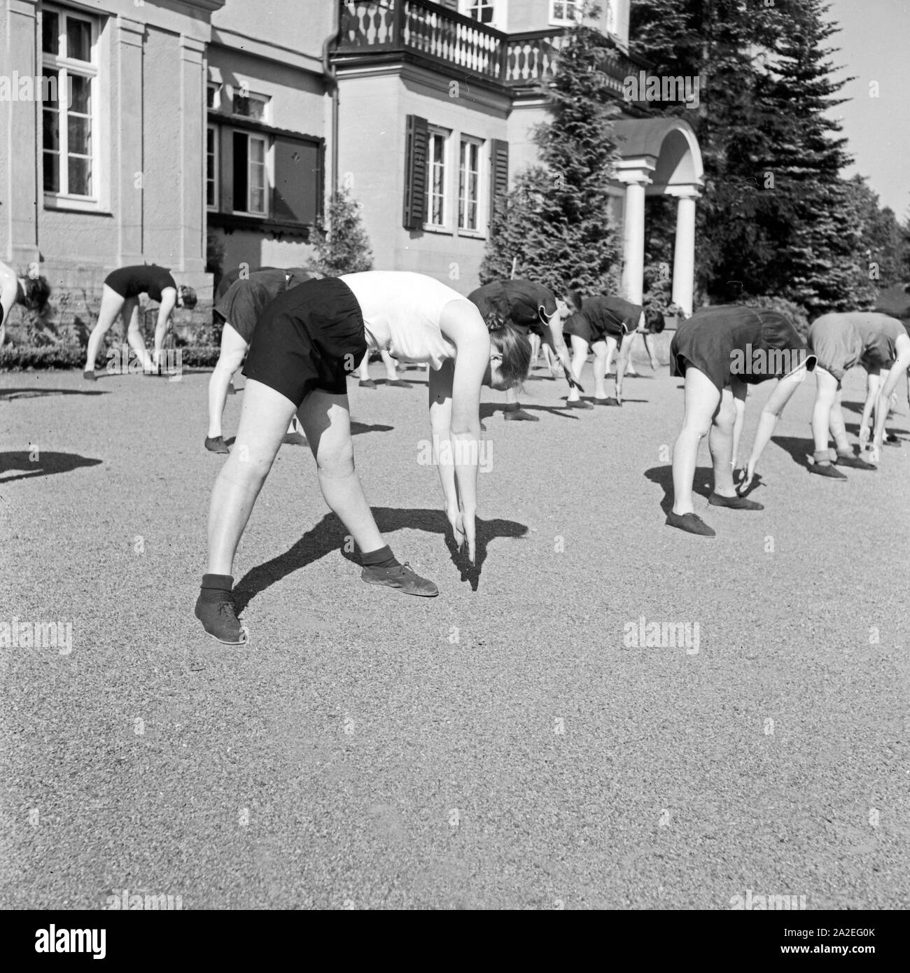 Frauen bei der Morgengymnastik während eines Kuraufenthalts im Mutter und tipo Heim in Tabarz, Thüringer Wald, 1930er Jahre. Le donne a fare gli esercizi del mattino a una madre e un bambino ricreazione home a Tabarz, Turingia. 1930s. Foto Stock