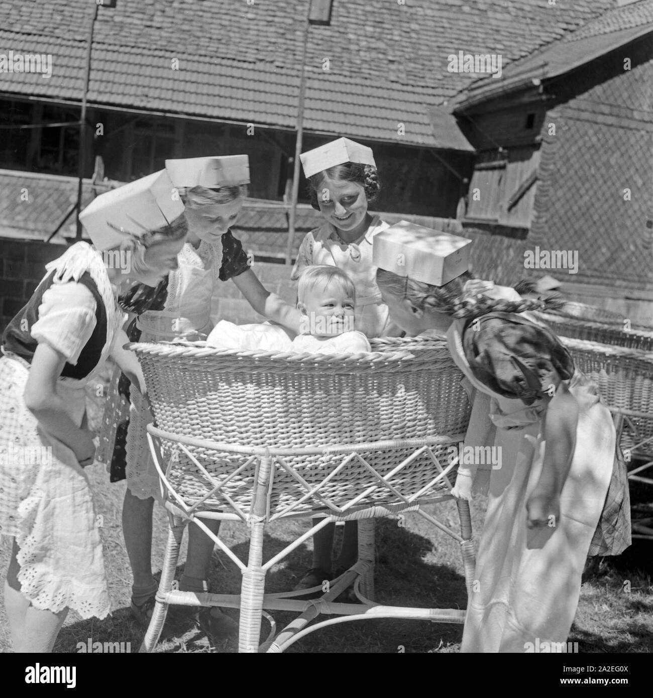 Mädchen werden Auf ihre spätere Rolle als Mutter vorbereitet im Haus der deutschen Mutter di Elgersburg in Turingia, 1930er Jahre. Ragazza di essere preparati per il successivo ruolo di madri al Haus der deutschen Mutter madre e bambino ricreazione home Elgersburg, Turingia, 1930s. Foto Stock