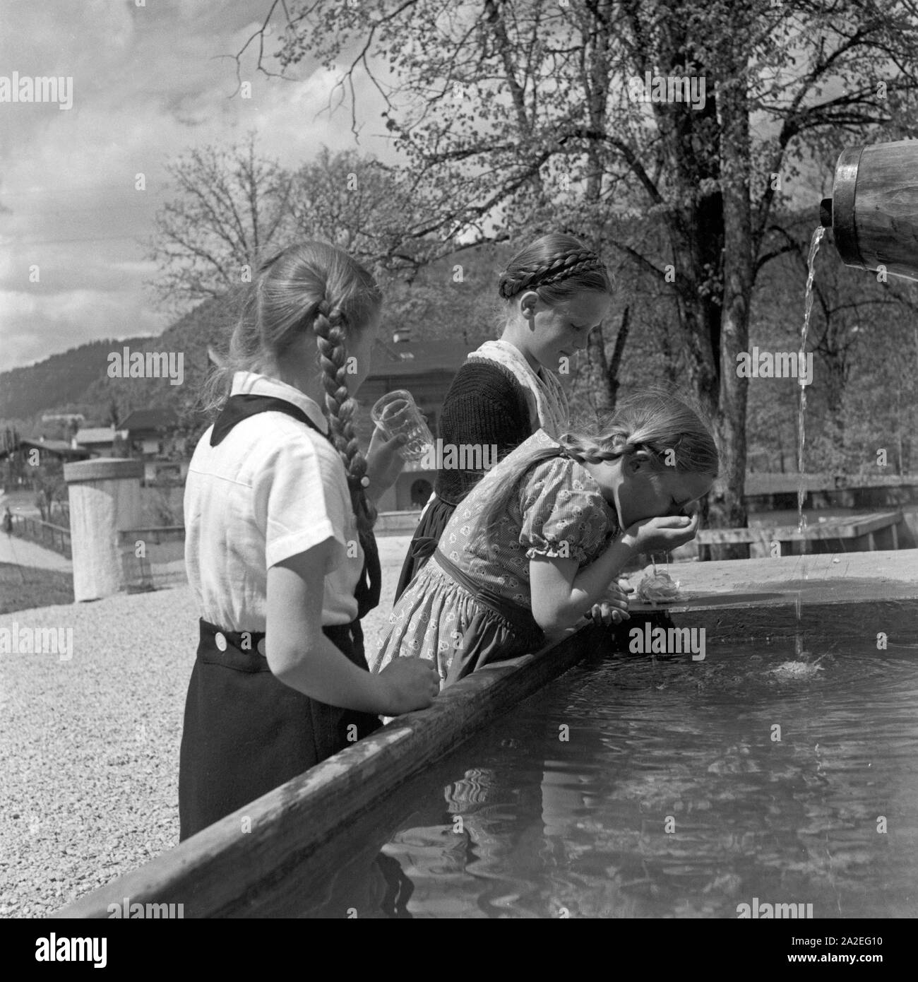 Il BdM Mädchen trinken aus einem Brunnen bei der der Adolf Hitler Jugendherberge a Berchtesgaden, Deutschland 1930er Jahre. Il BdM Ragazze bere da un abitare vicino alla Adolf Hitler Ostello della gioventù a Berchtesgaden, Germania 1930s. Foto Stock