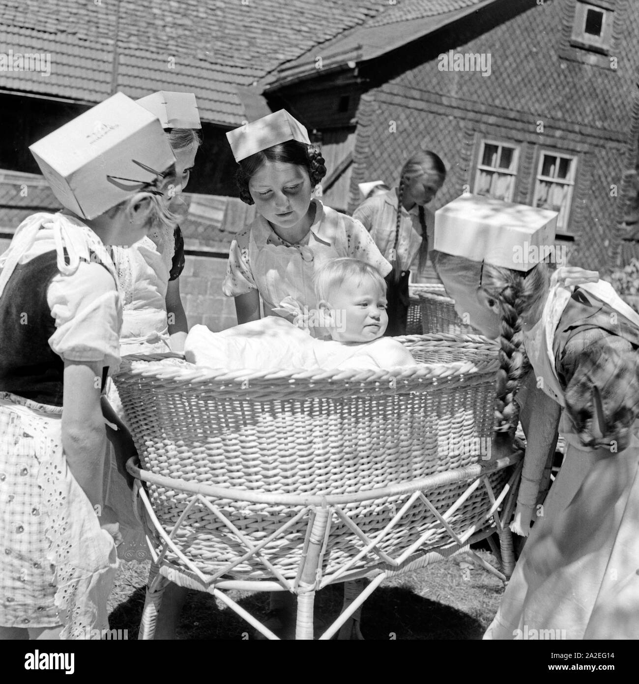 Mädchen werden Auf ihre spätere Rolle als Mutter vorbereitet im Haus der deutschen Mutter di Elgersburg in Turingia, 1930er Jahre. Ragazza di essere preparati per il successivo ruolo di madri al Haus der deutschen Mutter madre e bambino ricreazione home Elgersburg, Turingia, 1930s. Foto Stock