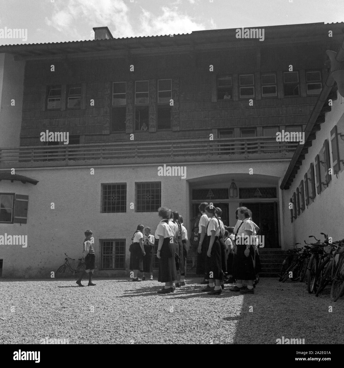 Il BdM Mädchen bem morgendlichen Antreten im Hof der Adolf Hitler Jugendherberge a Berchtesgaden, Deutschland 1930er Jahre. Il BdM ragazze in linea di mattina fino al cortile del Adolf Hitler Ostello della gioventù a Berchtesgaden, Germania 1930s. Foto Stock