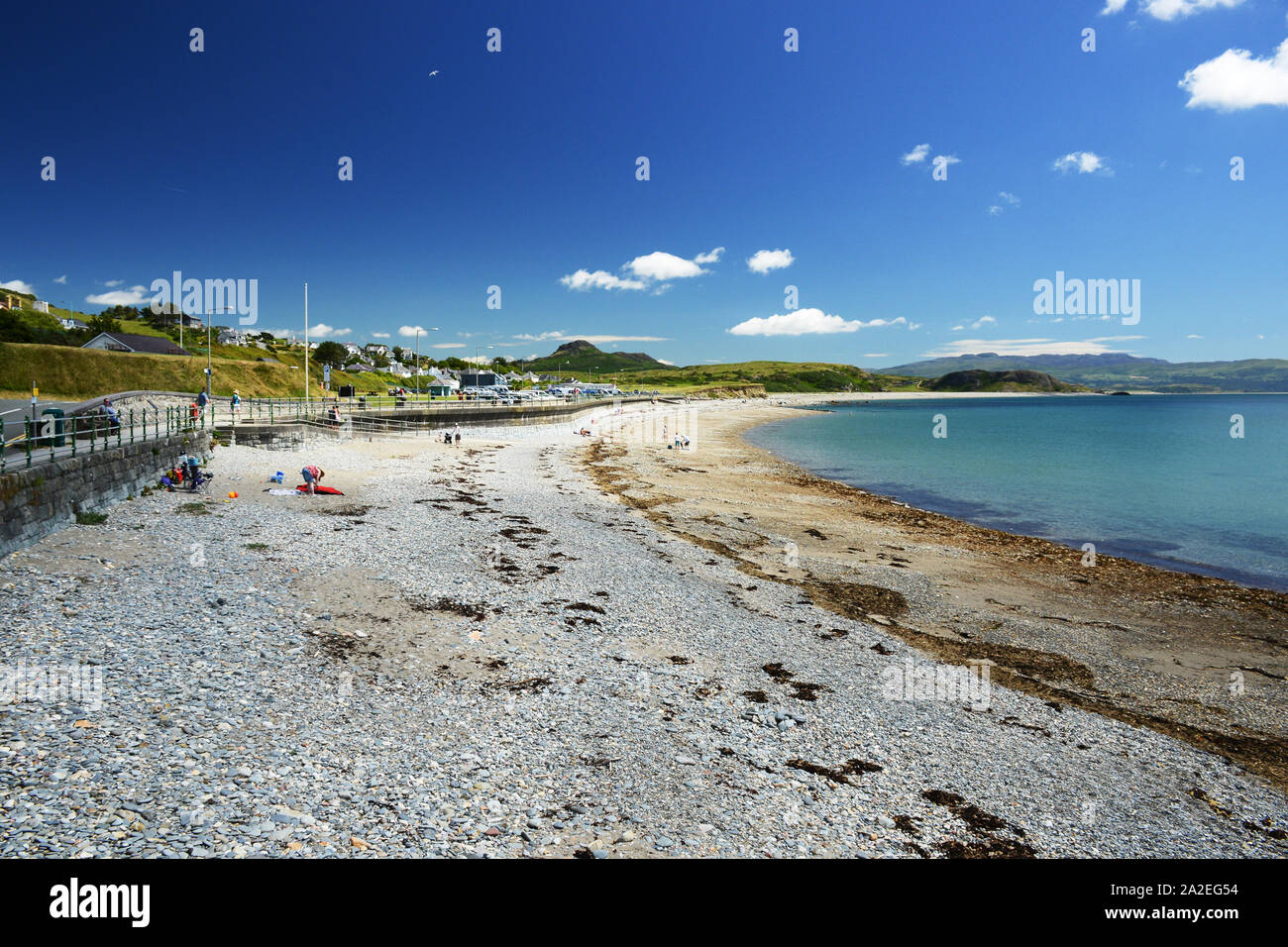 La bellissima spiaggia di ciottoli a Criccieth nel Galles del Nord Foto Stock