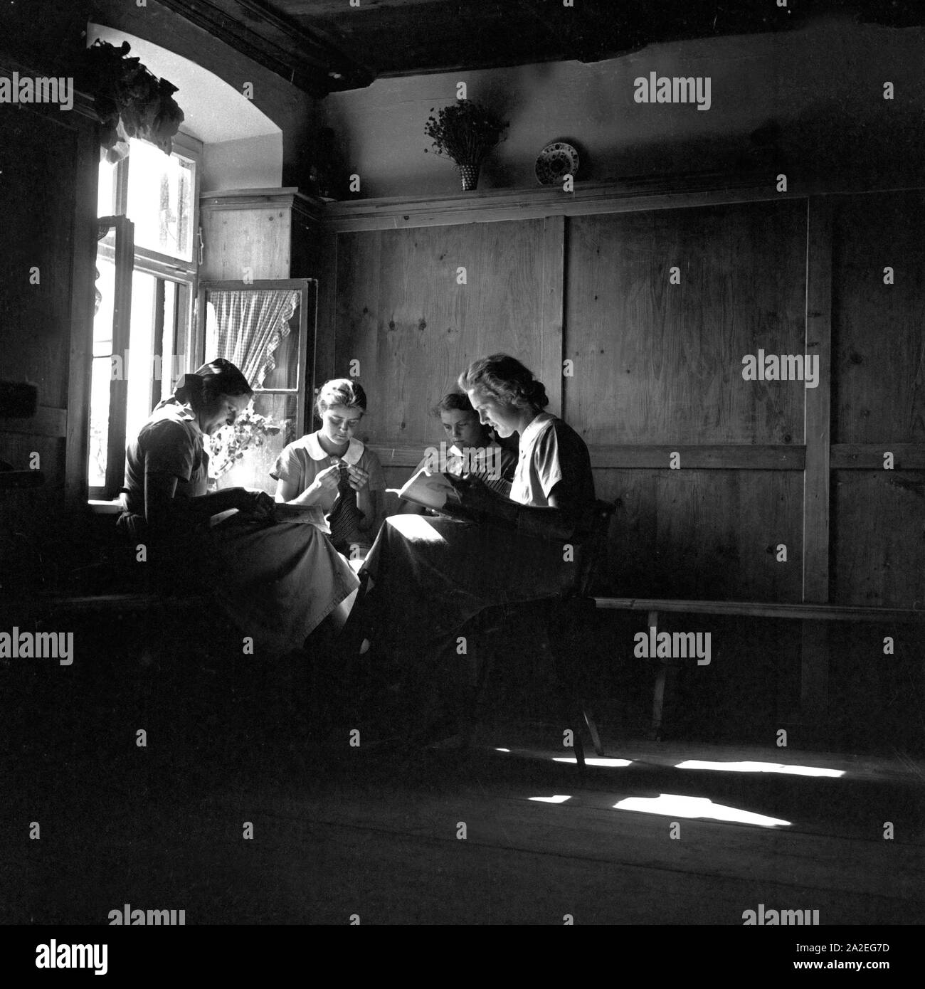 Frauen beim Lesen beim Frauenarbeitsdienst a Kempten, Deutschland 1930er Jahre. Le donne la lettura durante una pausa a manodopera femminile a Kempten, Germania 1930s. Foto Stock
