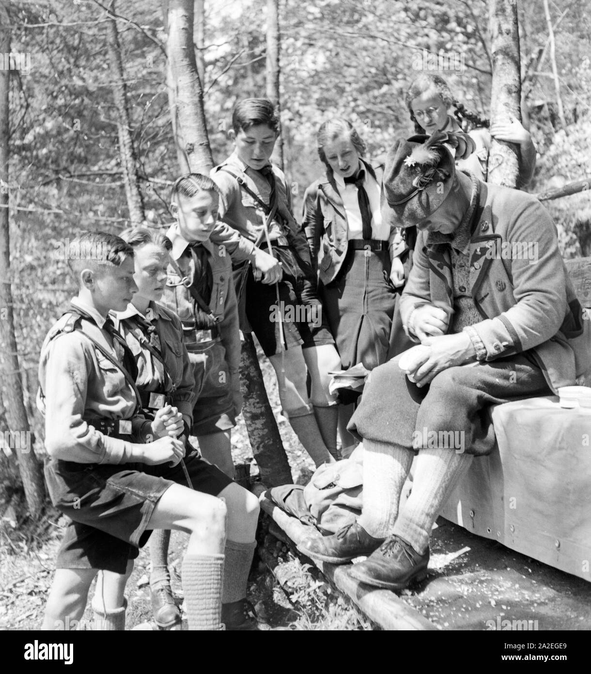 Hitlerjungen und BdM lernen Mädel etwas beim Förster a Berchtesgaden, Deutschland 1930er Jahre. Hitler giovani ragazzi e ragazze BdM avente una lezione da una foresta operaio a Berchtesgaden, Germania 1930s. Foto Stock