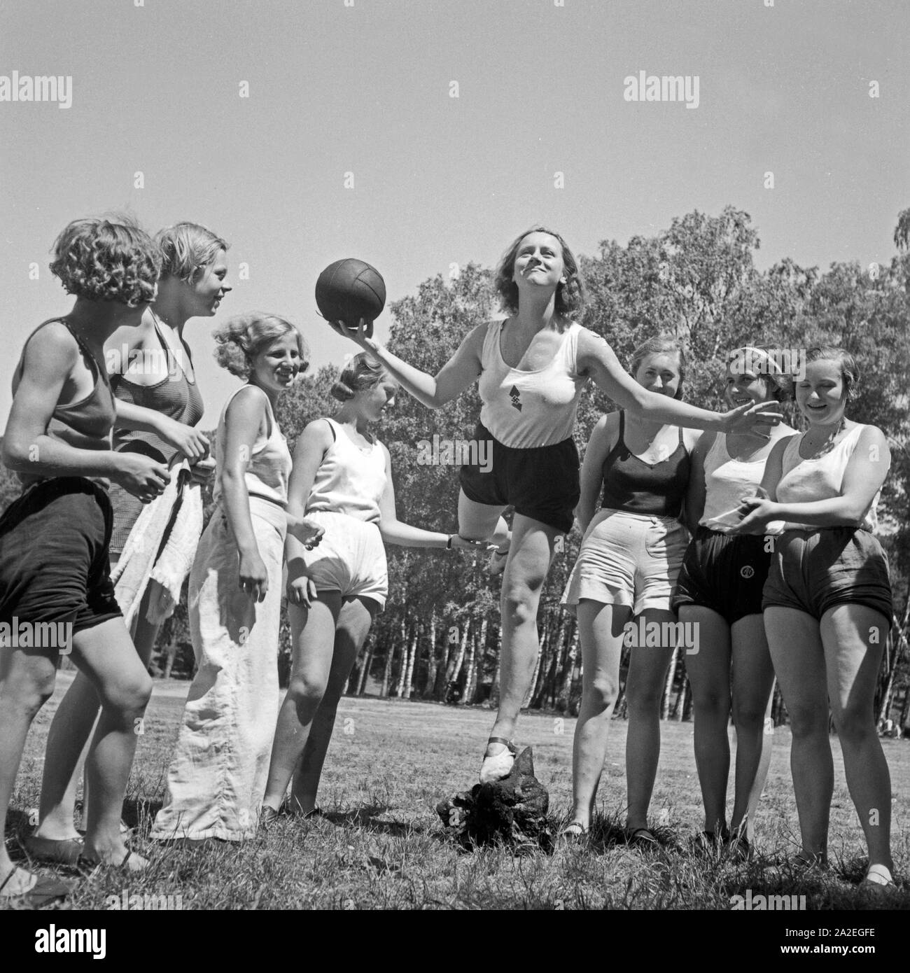 Mädchen bei der Gymnastik mit dem Medizinball im Altenhof Freizeitlager am Werbellinsee nel Brandeburgo, 1930er Jahre. Le ragazze di fare ginnastica con una sfera al tempo libero camp della Deutsche Arbeitsfront in Altenhof, Brandeburgo, 1930s. Foto Stock