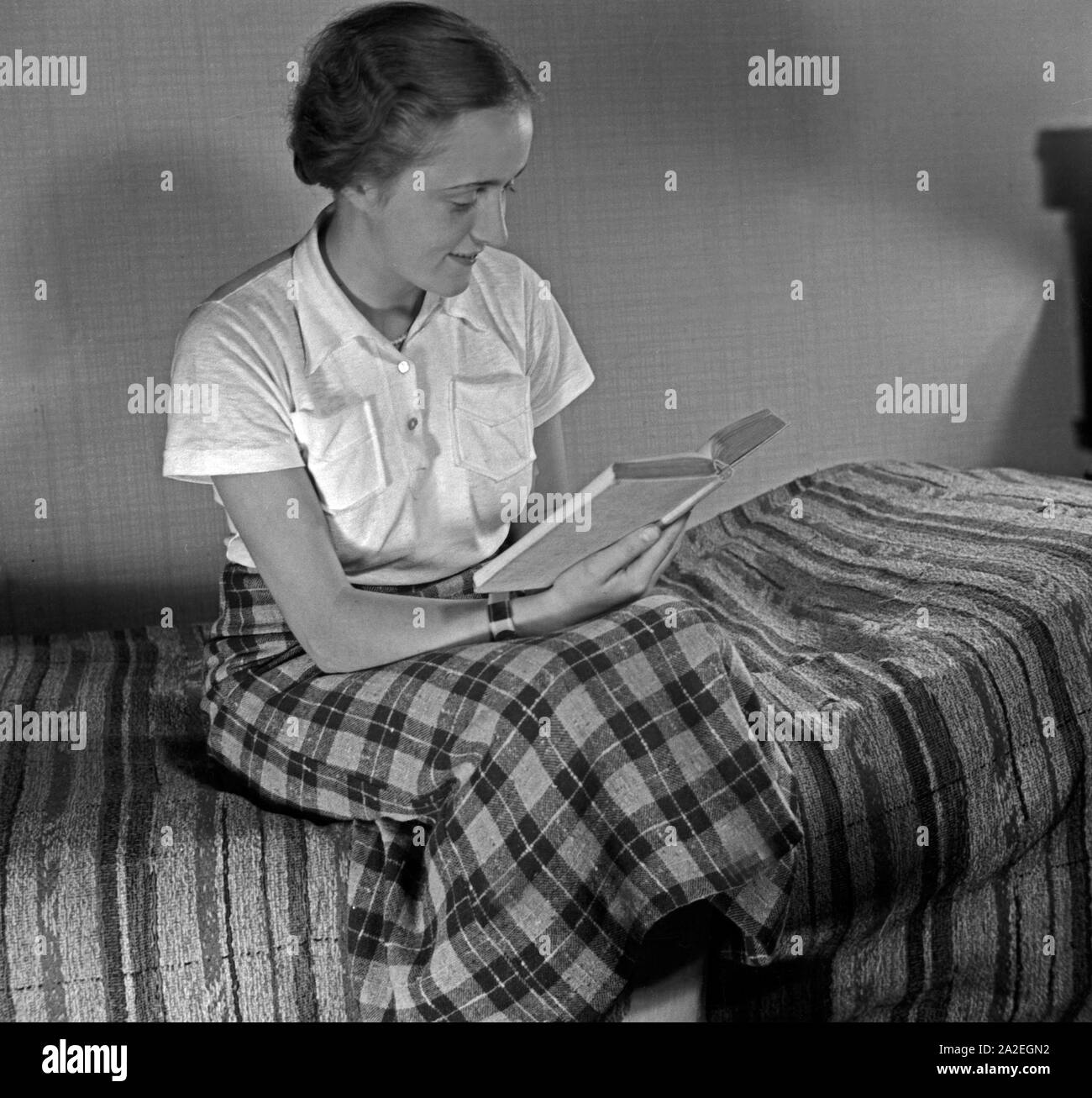 Ein junges Mädchen liest ein Buch, Deutschland 1930er Jahre. Una giovane ragazza la lettura di un libro, Germania 1930s. Foto Stock