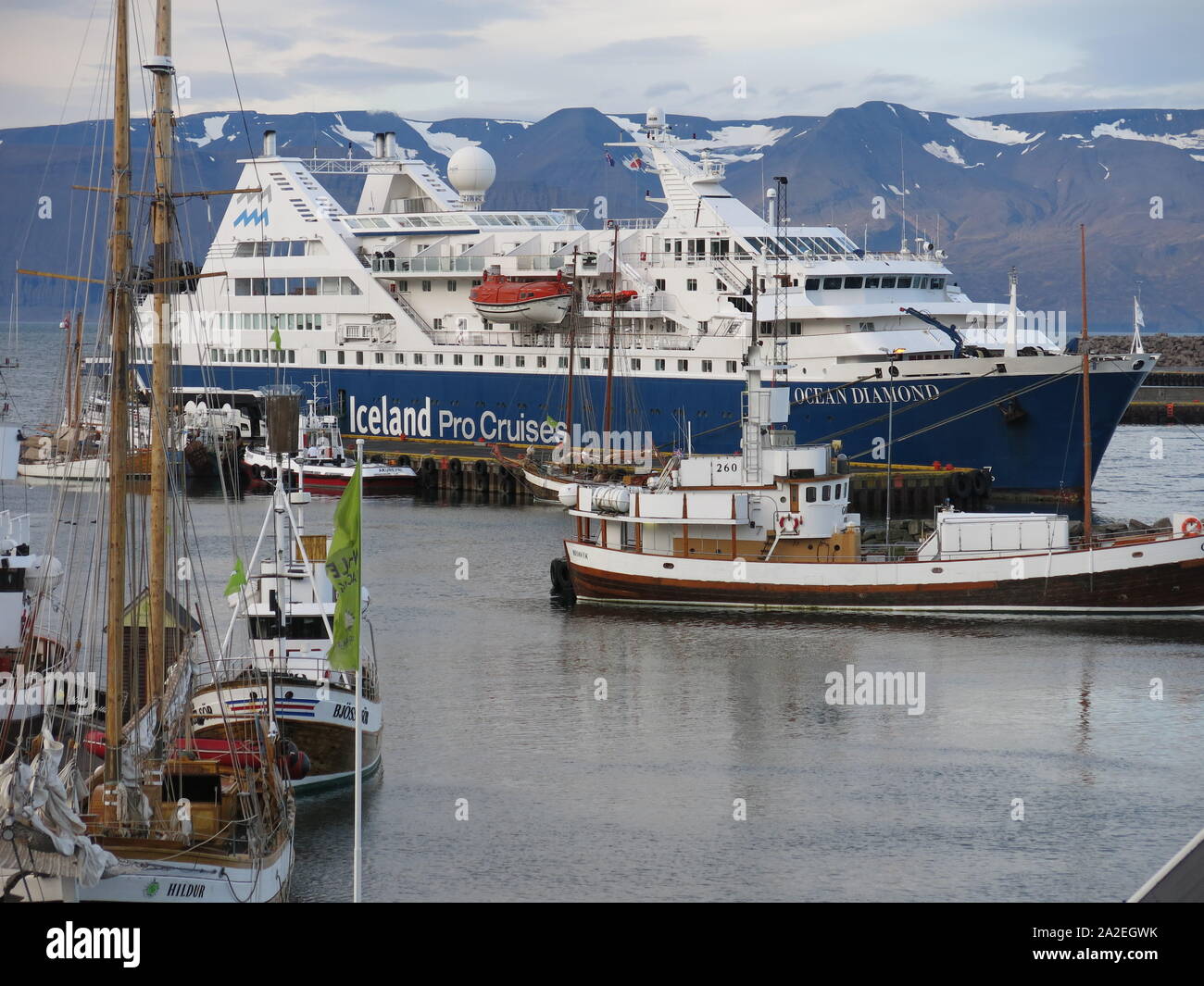 Th crociera Ocean Diamond ormeggiata al porto di Husavik durante una crociera del nord dell'Islanda. Foto Stock