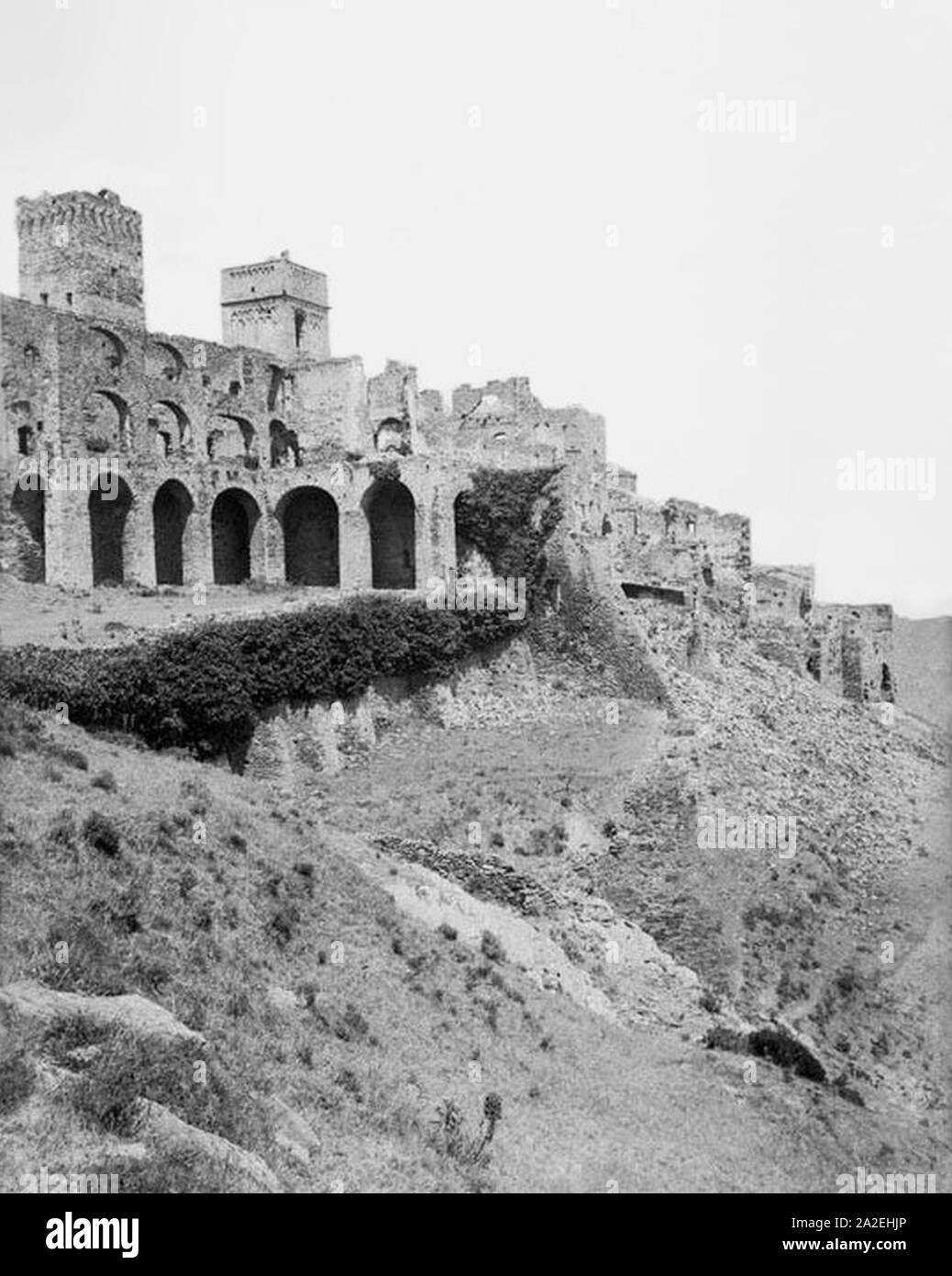 El Monestir de Sant Pere de Rodes en onu vessant ripristinato. Foto Stock