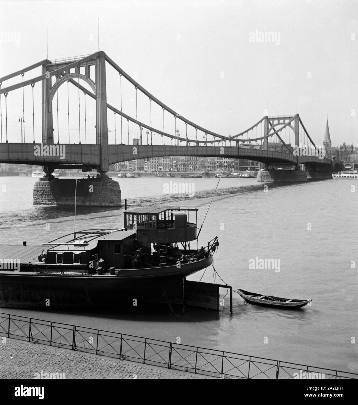Die Deutzer Hängebrücke oder auch Hindenburgbrücke über den Rhein in Köln verbindet die Rechte und die linke Rheinseite der Stadt, 1930er Jahre Foto Stock