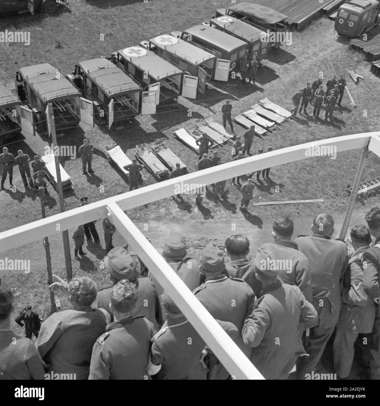Original-Bildunterschrift: In der Heimat: Geheilte Soldaten beobachten den Abtransport ihrer noch nicht gesunden Kameraden von Bord der " Wilhelm Gustloff', Deutschland 1940er Jahre. Torna alla home page: soldati reconvalescent guardando il trasporto dei loro compagni feriti per ambulanze, Germania 1940s. Foto Stock