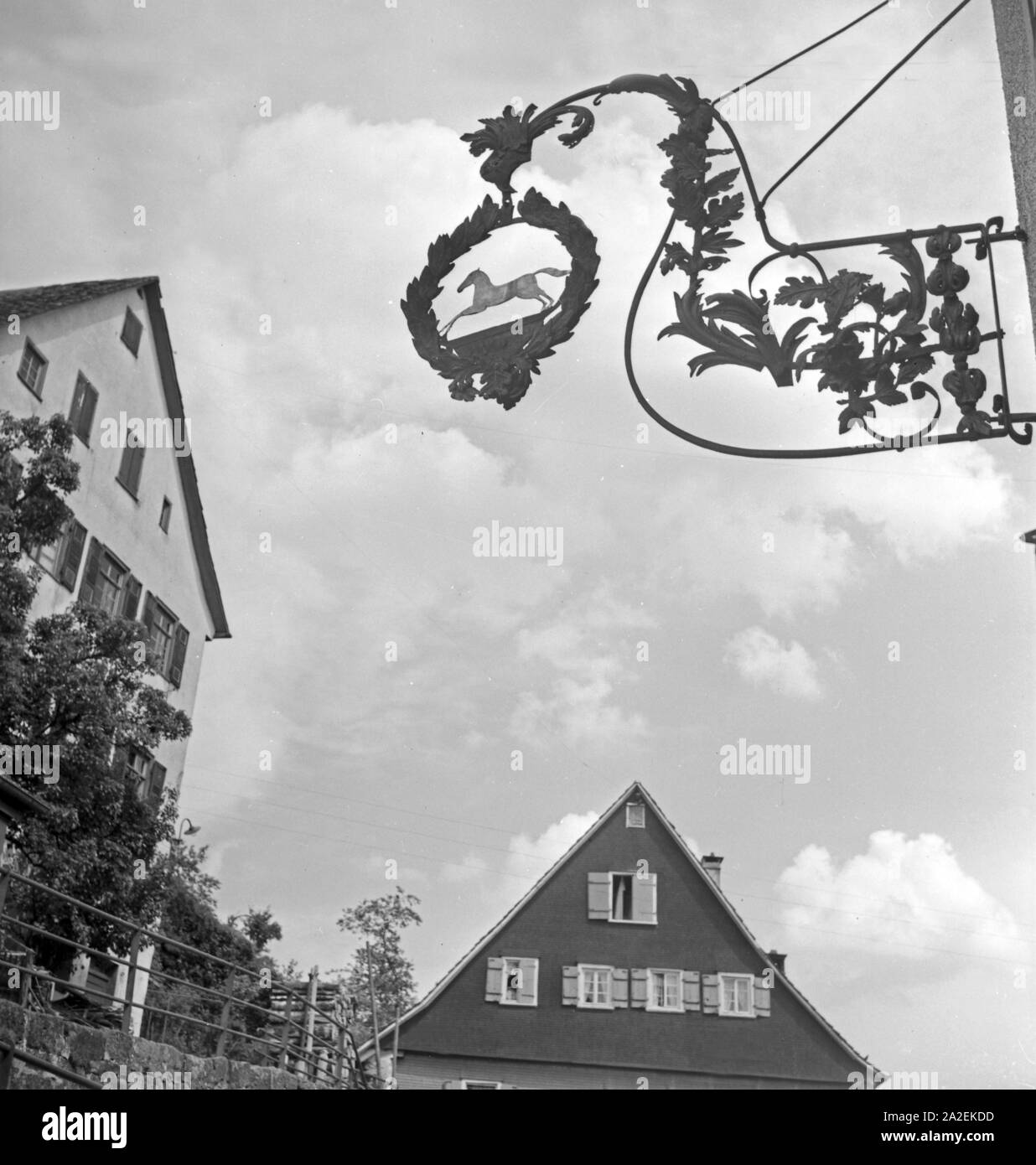 Wirtshausschild in Altensteig an der Nagold, Deutschland 1930er Jahre. Pub segno nella città di Altensteig al fiume Nagold, Germania 1930s. Foto Stock