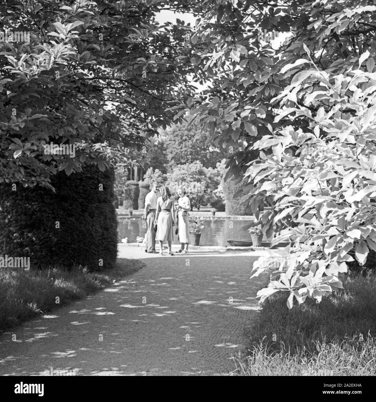Menschen in einem Park a Bad Cannstatt, Deutschland 1930er Jahre. La gente in un giardino pubblico a Bad Cannstatt, Germania 1930s. Foto Stock