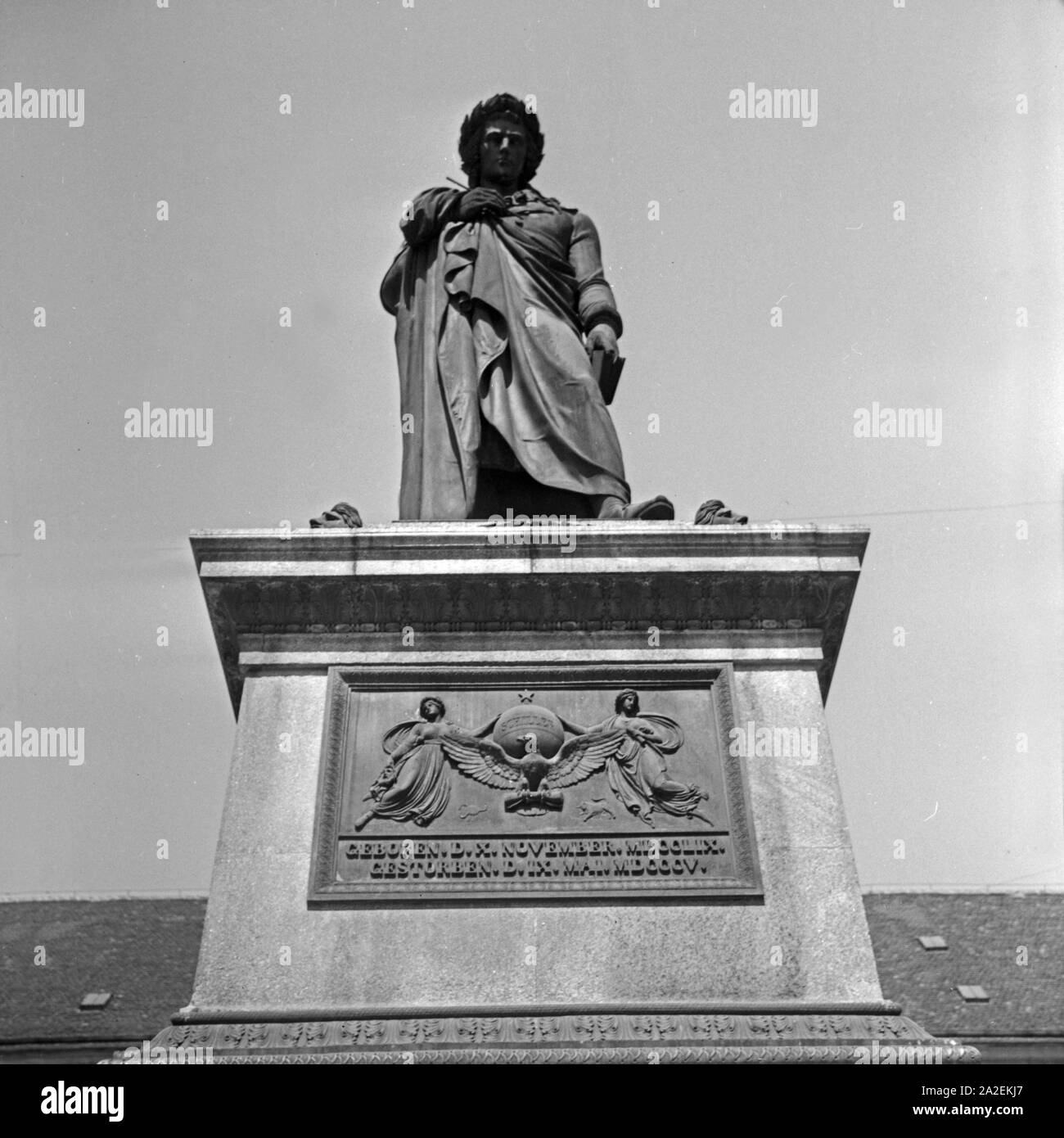 Das Schillerdenkmal auf dem Schillerplatz in Stoccarda, Deutschland 1930er Jahre. Monumento del poeta tedesco Friedrich Schiller a Schillerplatz square a Stuttgart, Germania 1930s. Foto Stock
