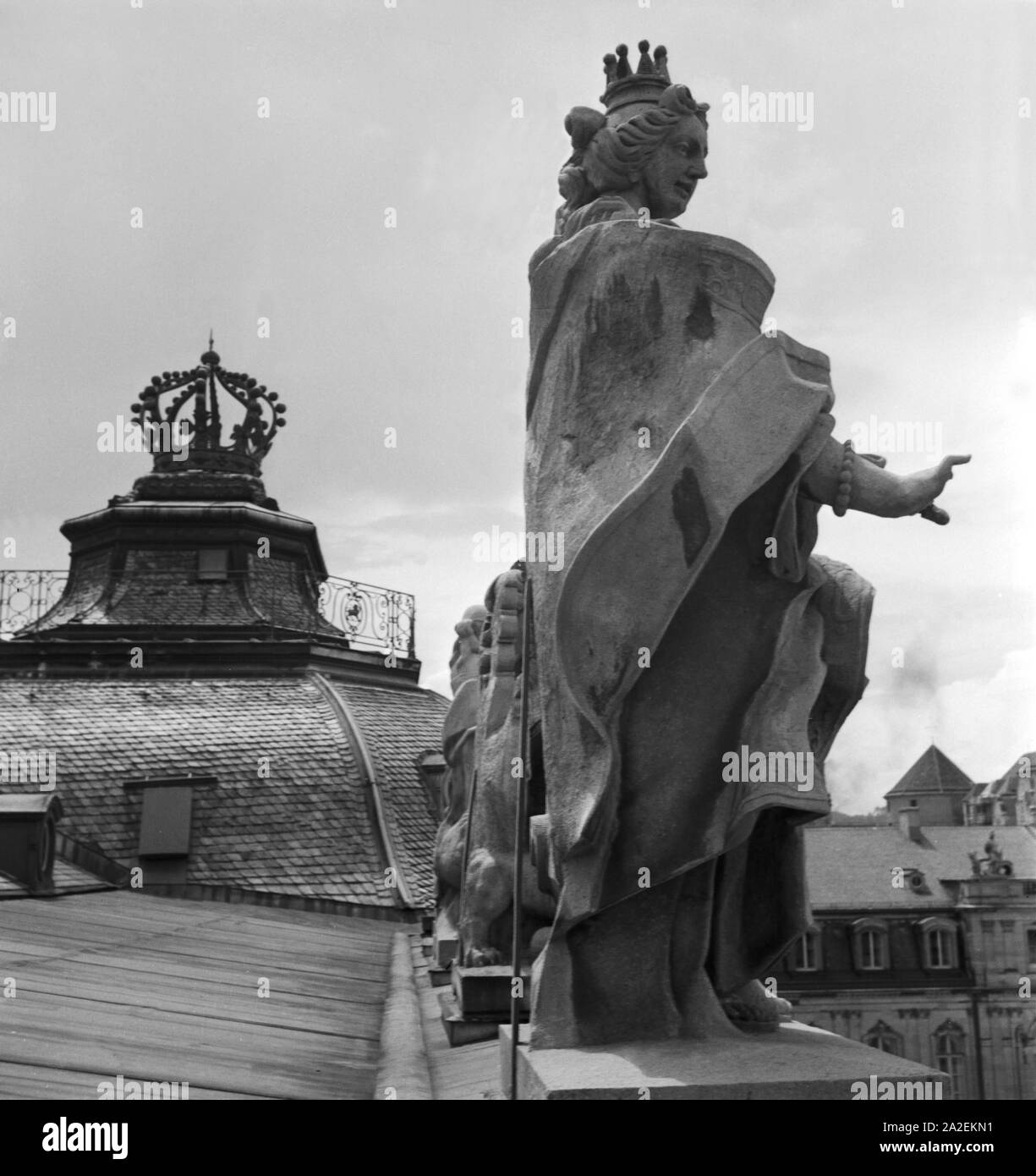 Statua auf dem Dach des Neuen Schlosses in Stoccarda, Deutschland 1930er Jahre. Statua sul tetto del nuovo castello a Stoccarda, Germania 1930s. Foto Stock