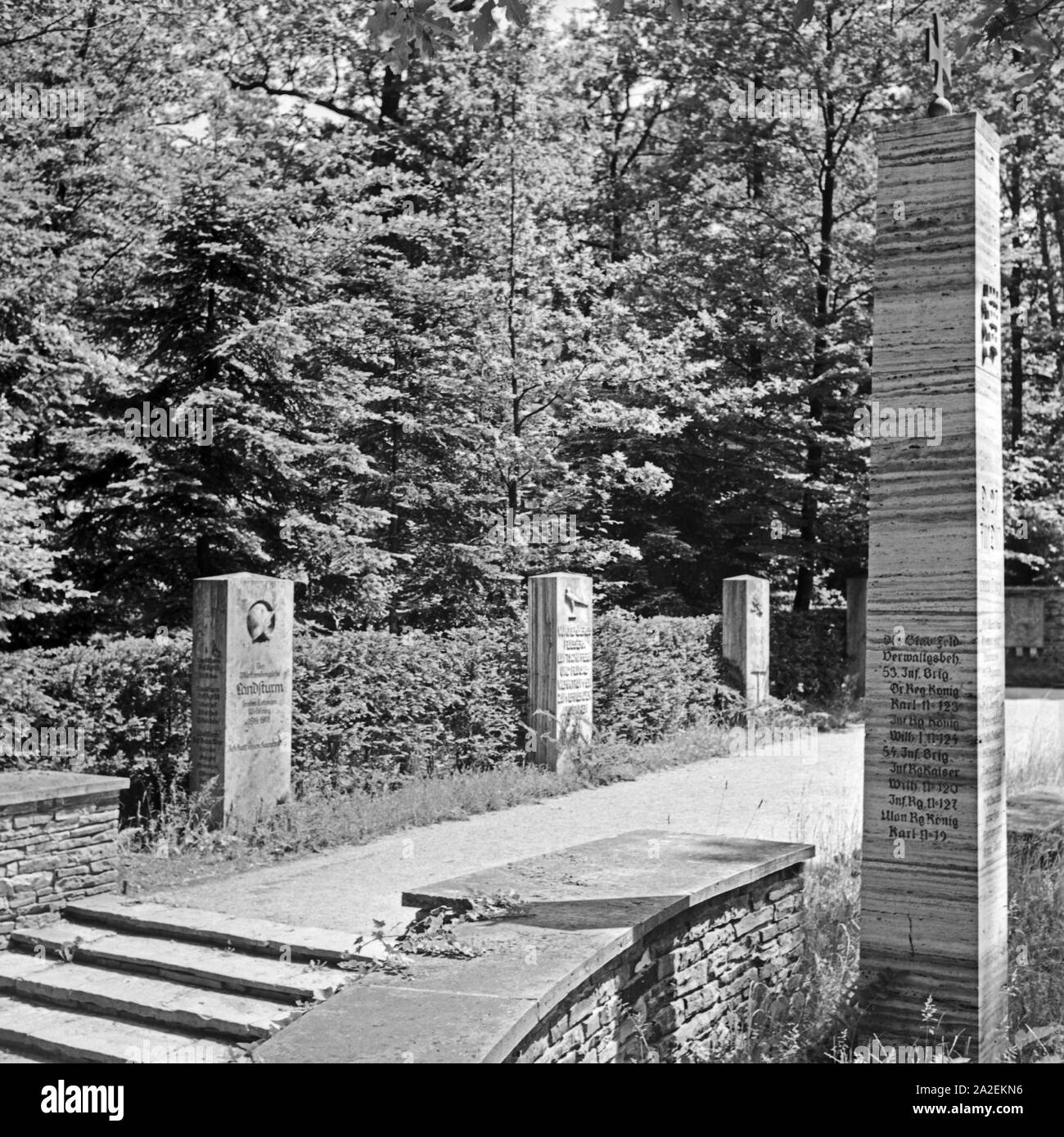 Denkmal für dei Gefallenen des 1. Weltkriegs auf dem Friedhof a Stoccarda, Deutschland 1930er Jahre. Sacrario dei Caduti per la prima guerra mondiale presso il cimitero di Stoccarda, Germania 1930s. Foto Stock