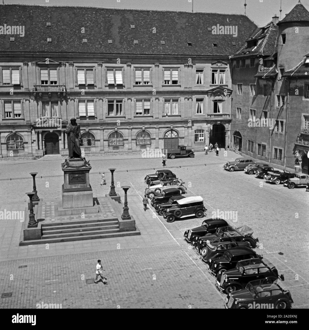 Autos parken auf dem Schillerplatz in der Innenstadt von Stuttgart, Deutschland 1930er Jahre. Parcheggio auto in piazza Schillerplatz presso la città di Stoccarda, Germania 1930s. Foto Stock
