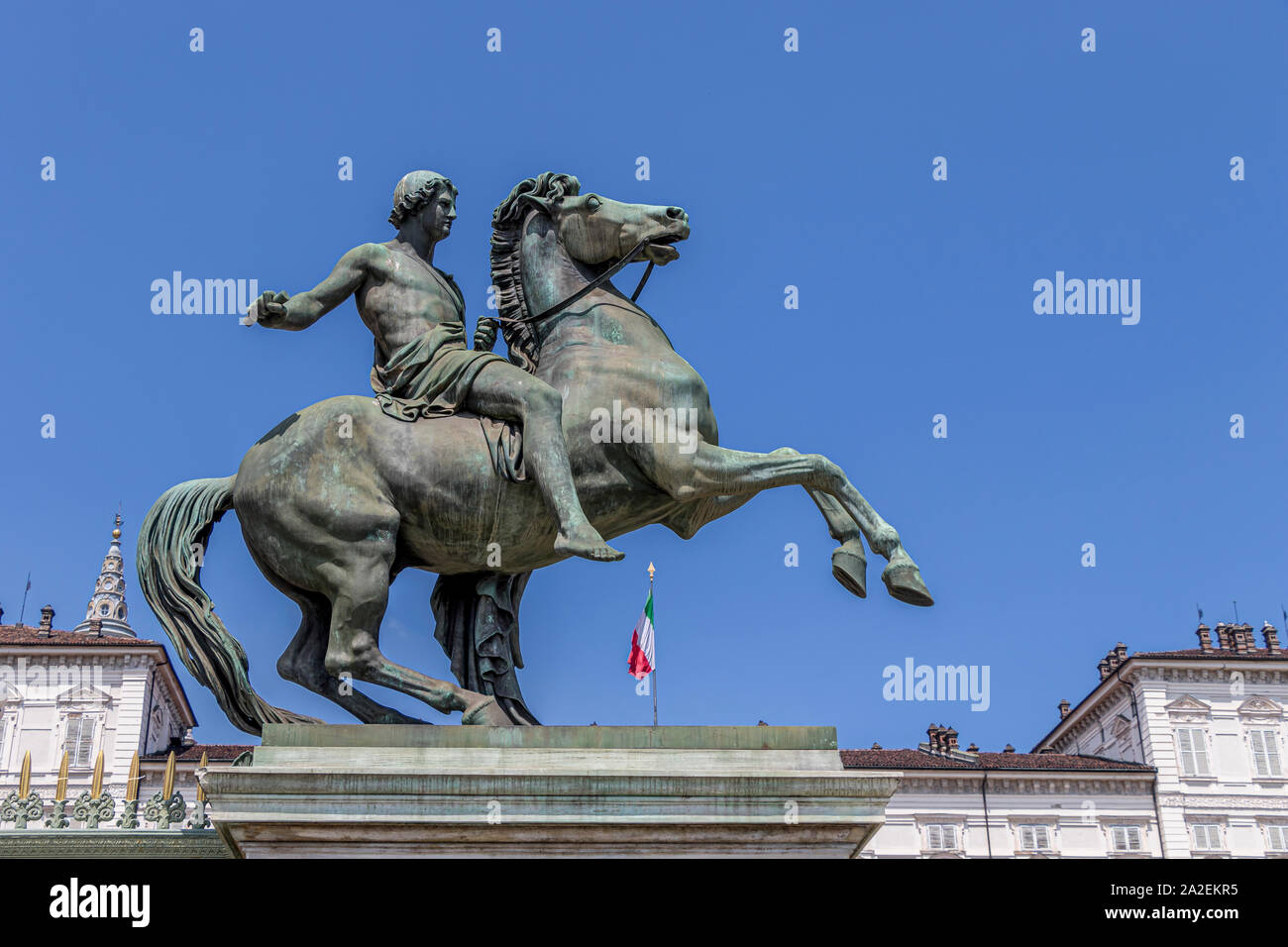 Una statua di bronzo di un cavallo e cavaliere all'entrata al Palazzo Reale di Torino , Torino, Italia Foto Stock