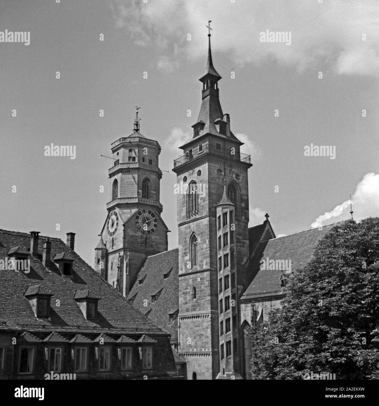 Blick auf die Türme der Stiftskirche a Stoccarda, Deutschland 1930er Jahre. Visualizzare per i campanili della chiesa collegiata a Stoccarda, Germania 1930s. Foto Stock