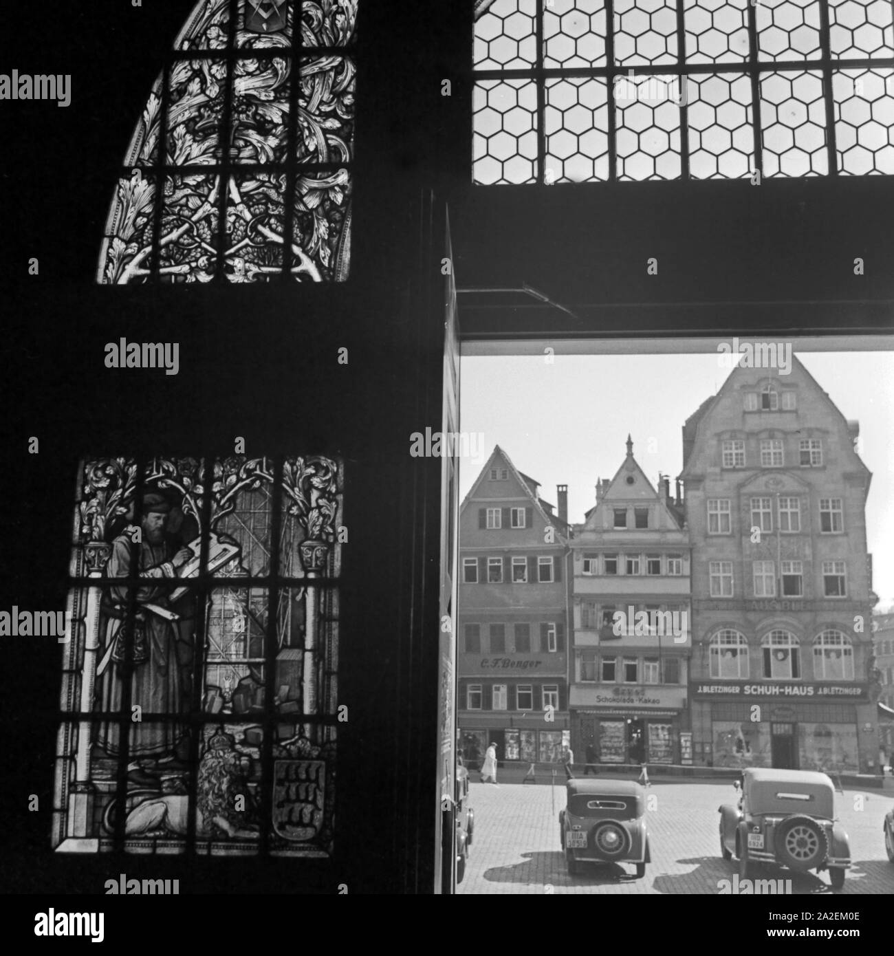 Blick aus einem Fenster auf das Schuhhaus J. Bletzinger und das Haus C. F. Benger a Stoccarda, Deutschland 1930er Jahre. La vista di una finestra per calzatura store Bletzinger e C. F. Benger la casa di Stoccarda, Germania 1930s. Foto Stock