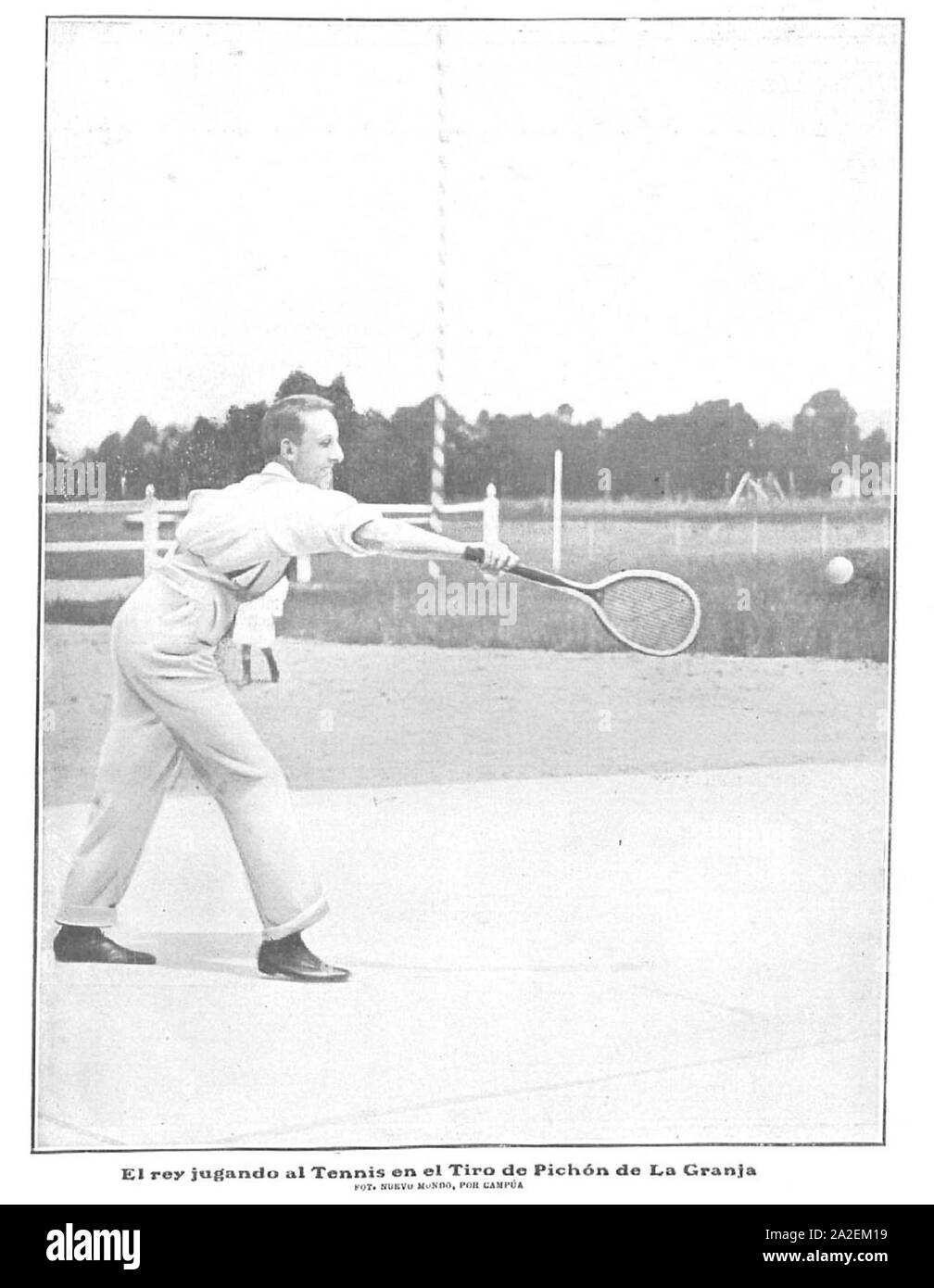 El Rey jugando al Tennis en el Tiro de Pichón de La Granja, de Campúa, Nuevo Mundo, 19-07-1906. Foto Stock