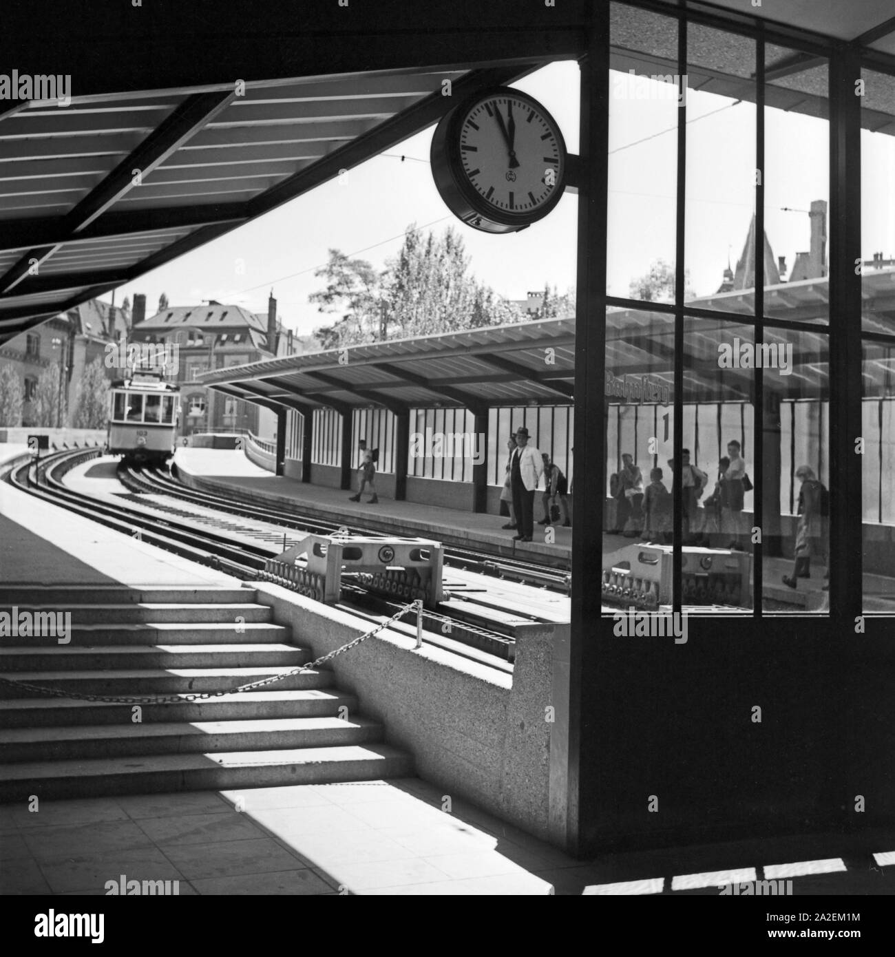 Fahrgäste warten auf dem Bahnsteig vom Hauptbahnhof a Stoccarda, Deutschland 1930er Jahre. I passeggeri in attesa per il treno alla stazione centrale di Stoccarda, Germania 1930s. Foto Stock