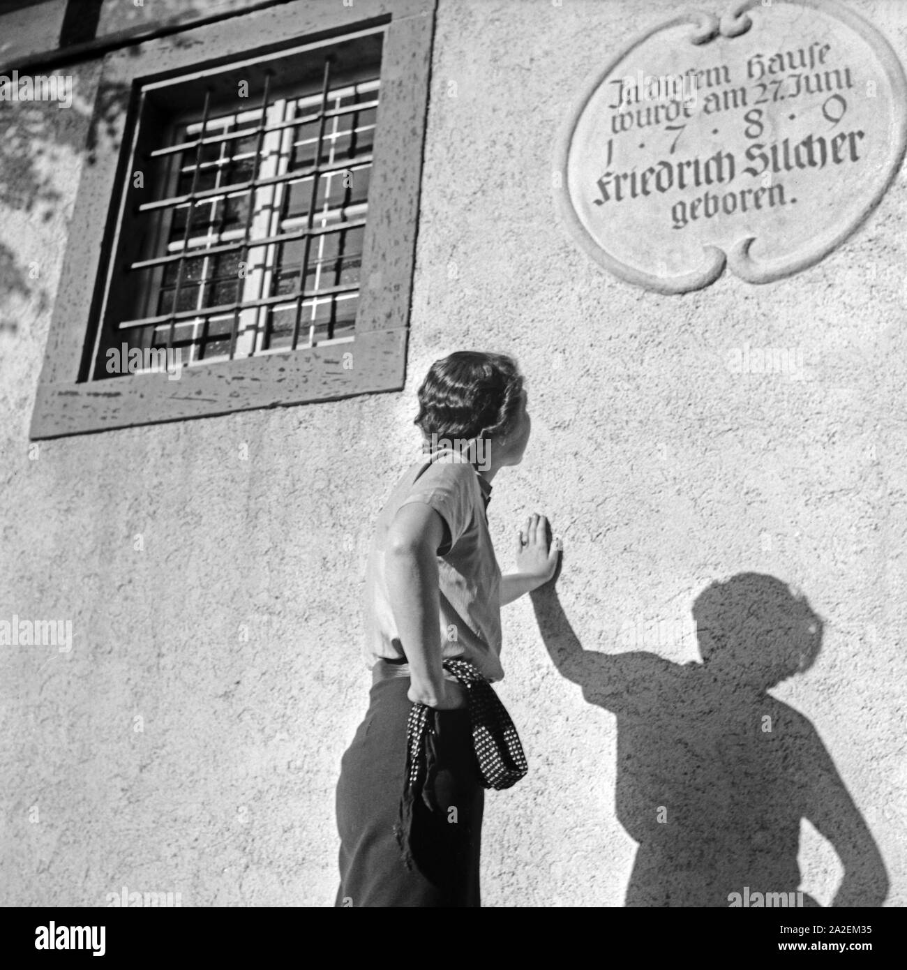 Eine junge Frau lehnt am Geburtshaus des deutschen Komponisten und Musikpädagogen Philipp Friedrich Silcher in Schnait, Deutschland 1930er Jahre. Una giovane donna appoggiata alla casa a Schnait dove il compositore tedesco Philipp Friedrich Silcher è nato, Germania 1930s. Foto Stock